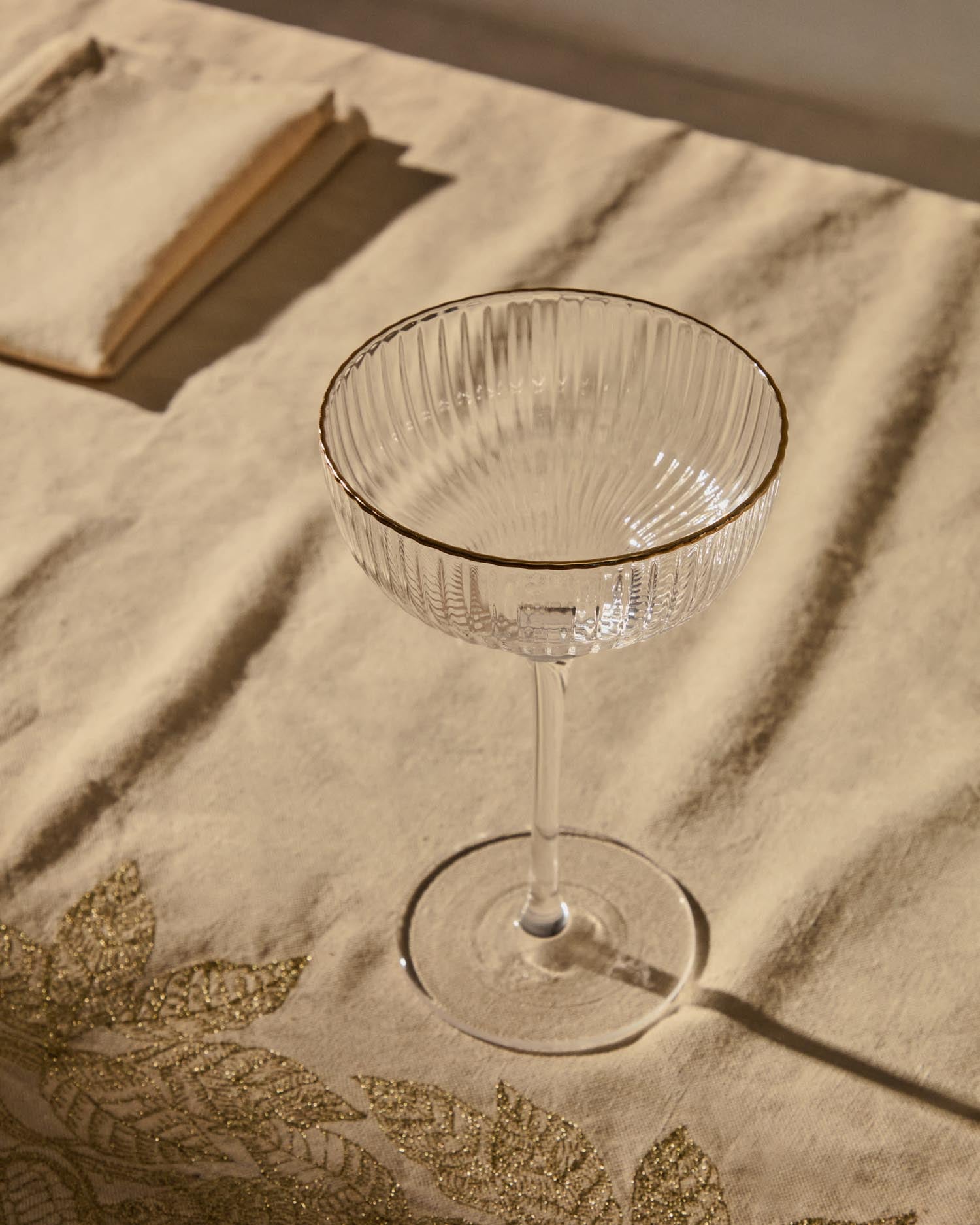 Sektglas Ayan aus Klarglas mit goldfarbenem Detail 28 cl in Klar präsentiert im Onlineshop von KAQTU Design AG. Wein- & Sektglas ist von Kave Home