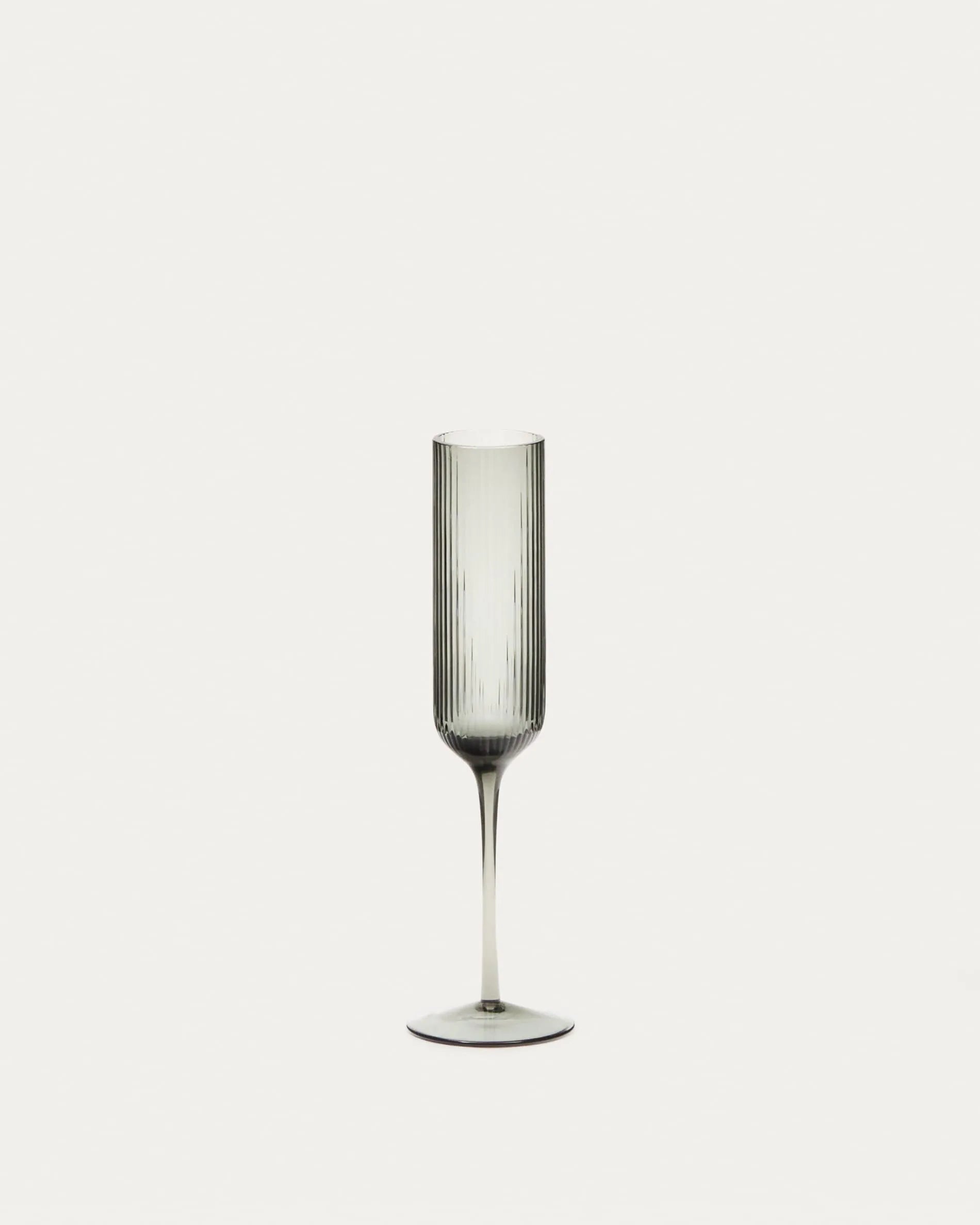 Elegantes Sektglas Thiba aus grauem Glas, 14 cl, von Kave Home. Perfekt für stilvollen Sektgenuss bei jedem Anlass.