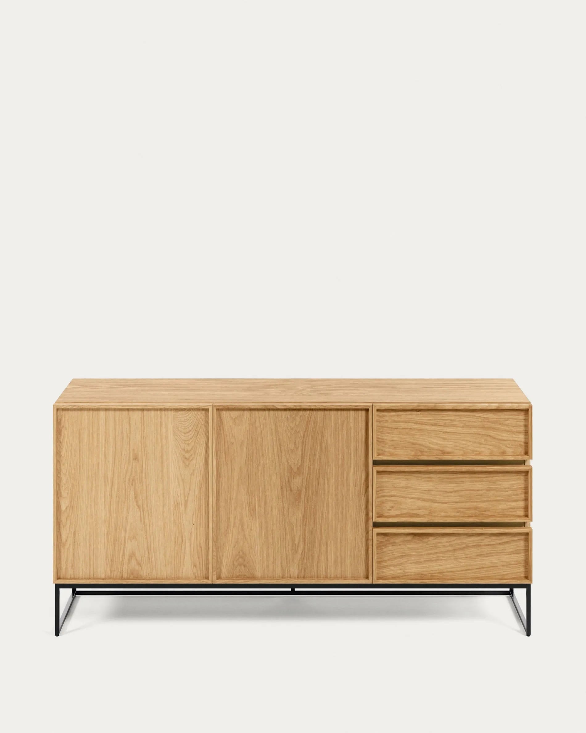 3D-Modell des Taiana Sideboards: Eichenfurnier, schwarzes Stahlgestell, 2 Türen, 3 Schubladen, 160x78 cm, elegant und funktional.