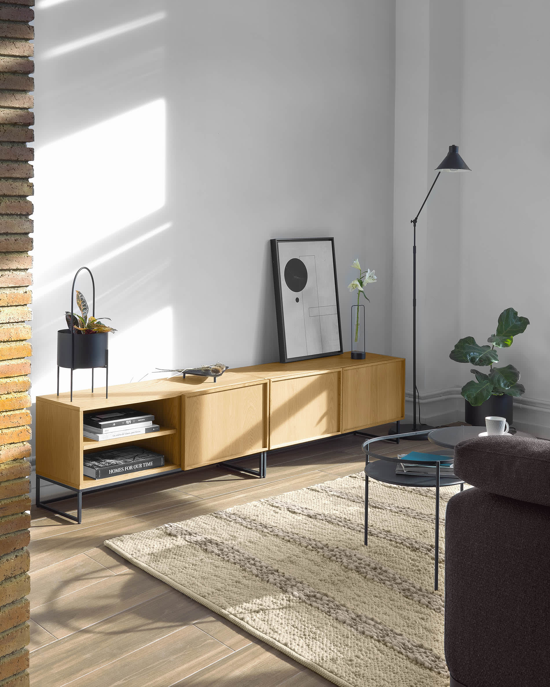 Taiana TV-Schrank 1 Türe Eichenfurnier und Stahlgestell mit schwarzem Finish 112 x 51 cm in Braun präsentiert im Onlineshop von KAQTU Design AG. Sideboard ist von Kave Home