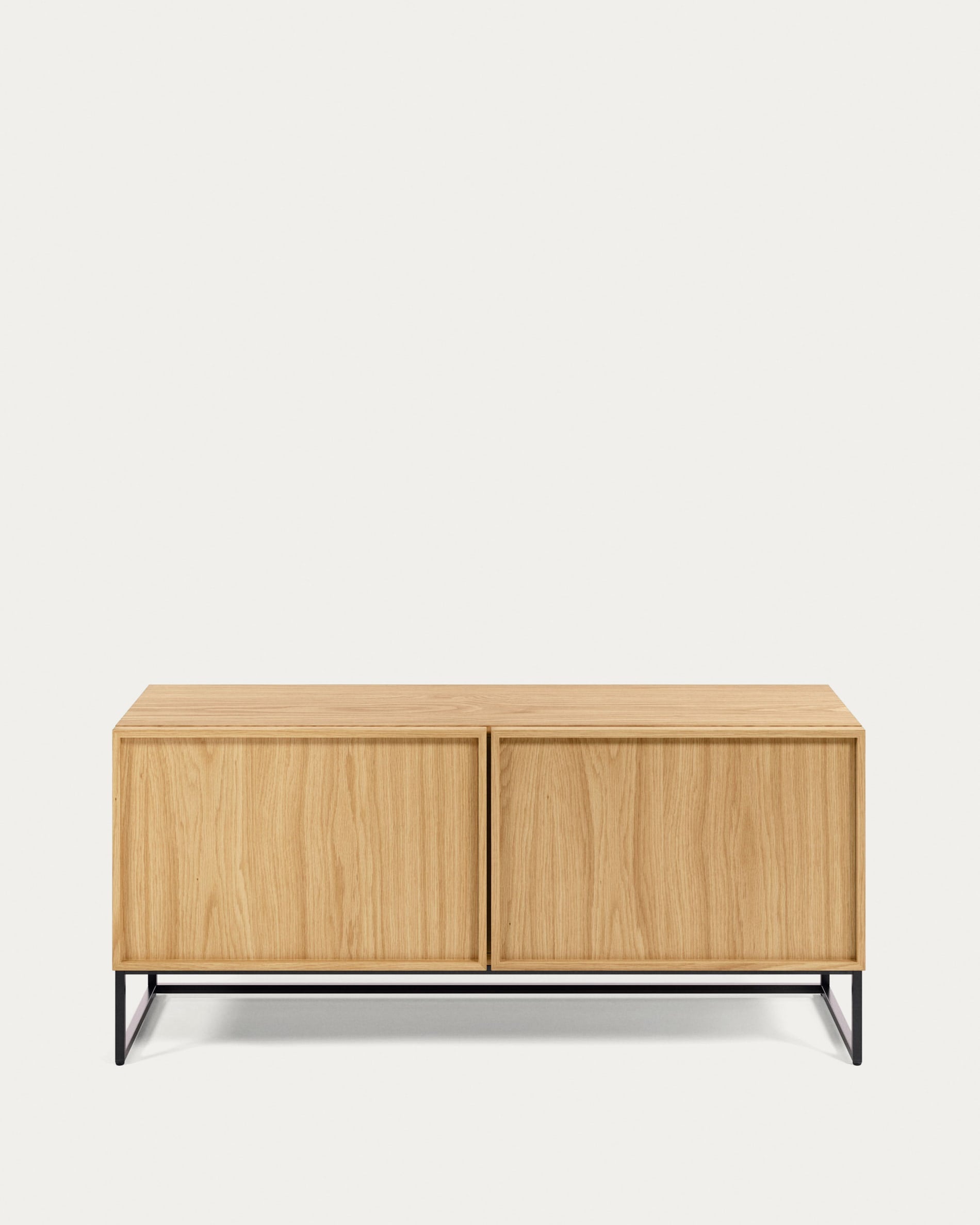 Taiana TV-Schrank 2 Türen Eichenfurnier und Stahlgestell mit schwarzem Finish 112 x 51 cm in Braun präsentiert im Onlineshop von KAQTU Design AG. Sideboard ist von Kave Home