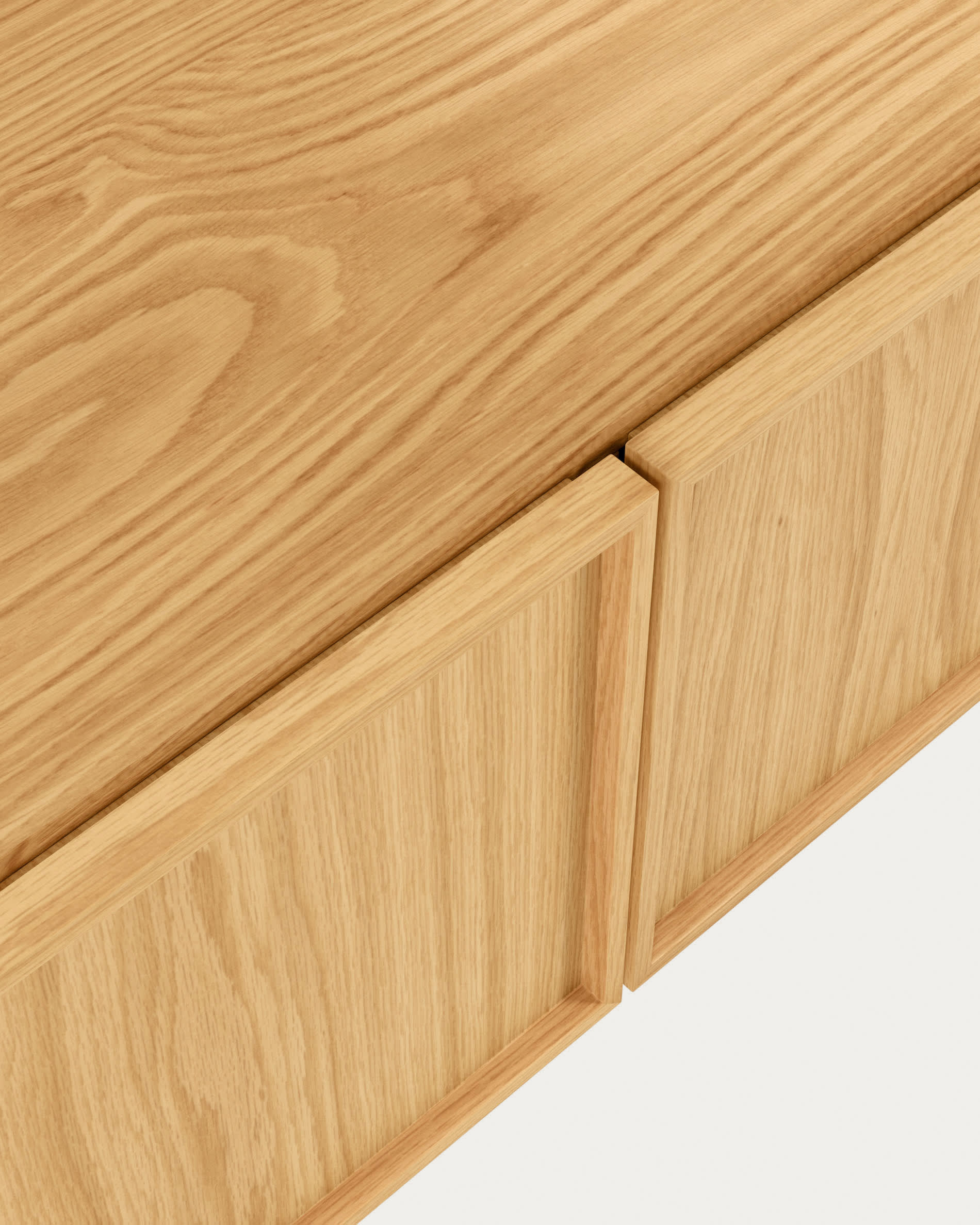 Taiana TV-Schrank 2 Türen Eichenfurnier und Stahlgestell mit schwarzem Finish 112 x 51 cm in Braun präsentiert im Onlineshop von KAQTU Design AG. Sideboard ist von Kave Home