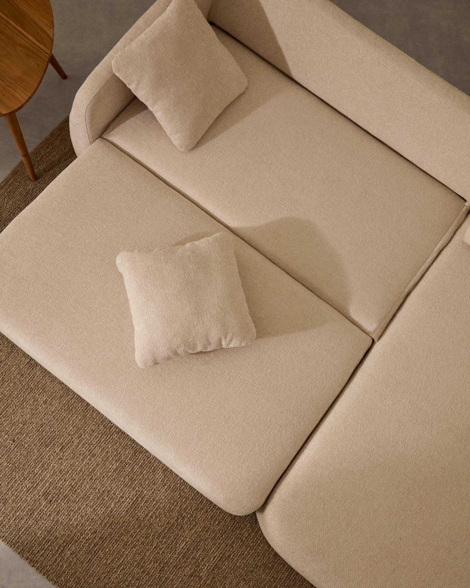 Schlafsofa Laira 3-Sitzer in Chenille mit Chaiselongue rechts ecru 246 cm FSC Mix Credit in Ecru präsentiert im Onlineshop von KAQTU Design AG. 3er Sofa ist von Kave Home