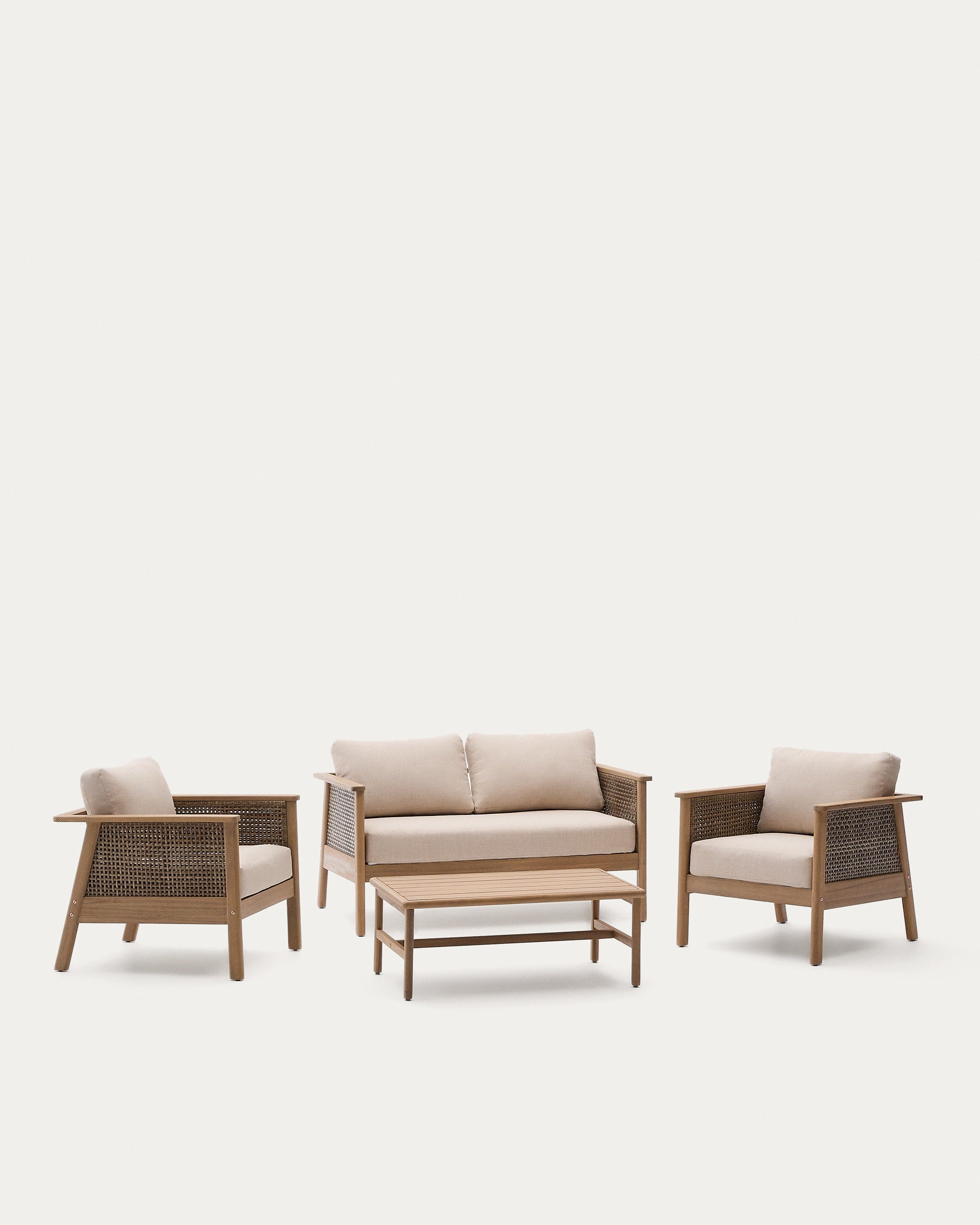 Set Alabe bestehend aus 2-Sitzer-Sofa, 2 Sesseln und Couchtisch aus Akazienholz 100% FSC in Beige präsentiert im Onlineshop von KAQTU Design AG. Lounge Sofa ist von Kave Home