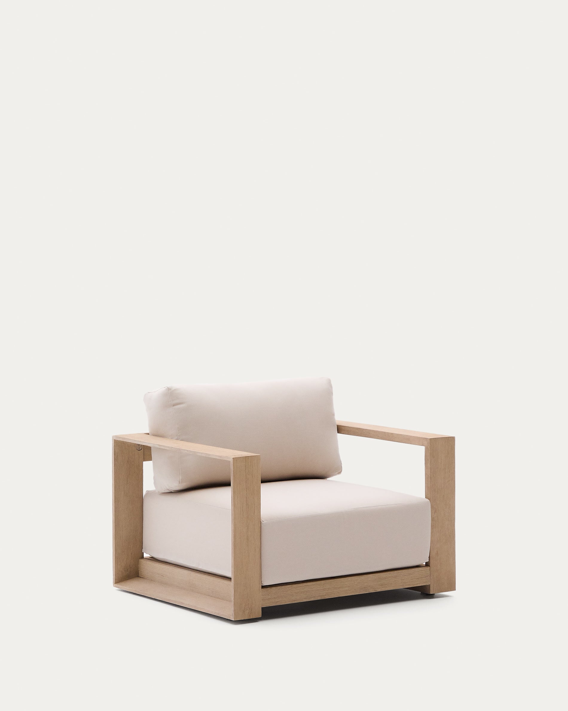 Sessel Ambra aus massivem Akazienholz mit klarem Finish in Beige präsentiert im Onlineshop von KAQTU Design AG. Outdoor-Sessel ist von Kave Home