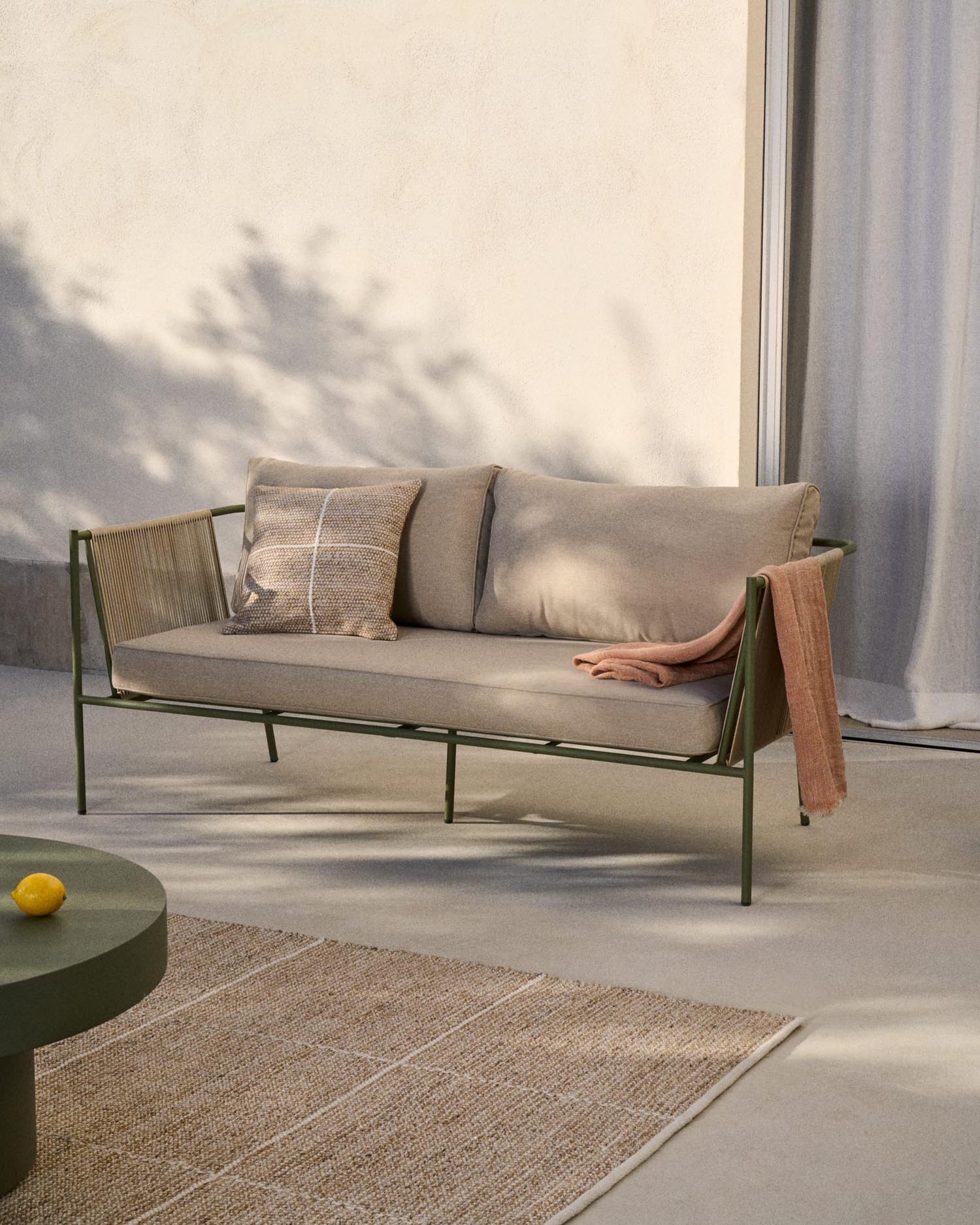 2-Sitzer-Outdoor-Sofa Zivia aus écrufarbenem Seil und grün verzinktem Stahl 177,5 cm in Ecru präsentiert im Onlineshop von KAQTU Design AG. Lounge Sofa ist von Kave Home