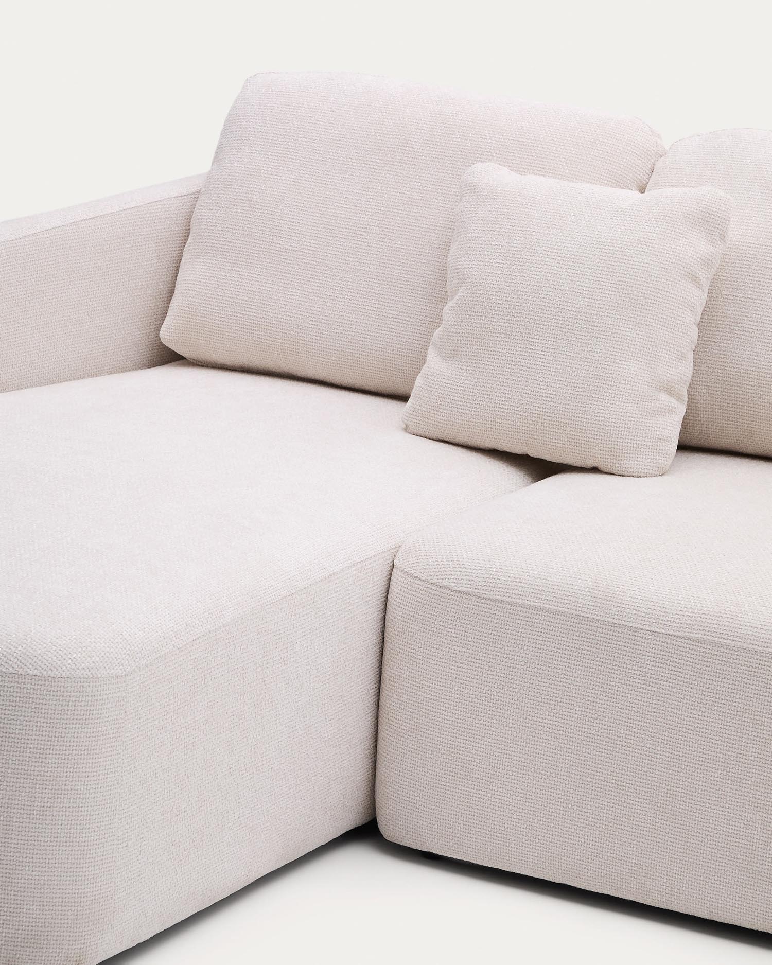 Schlafsofa Laira 3-Sitzer in Chenille mit Chaiselongue links ecru 246 cm FSC Mix Credit in Ecru präsentiert im Onlineshop von KAQTU Design AG. 3er Sofa ist von Kave Home