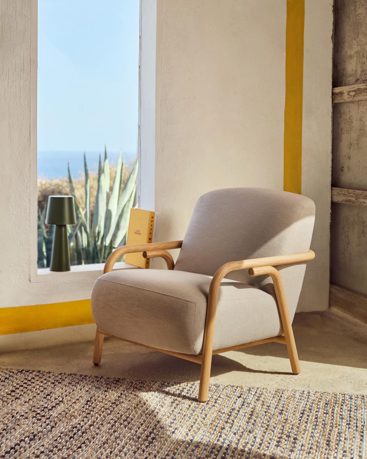 Sessel Sylo beige aus massivem Eschenholz FSC 100% in Beige präsentiert im Onlineshop von KAQTU Design AG. Sessel ist von Kave Home