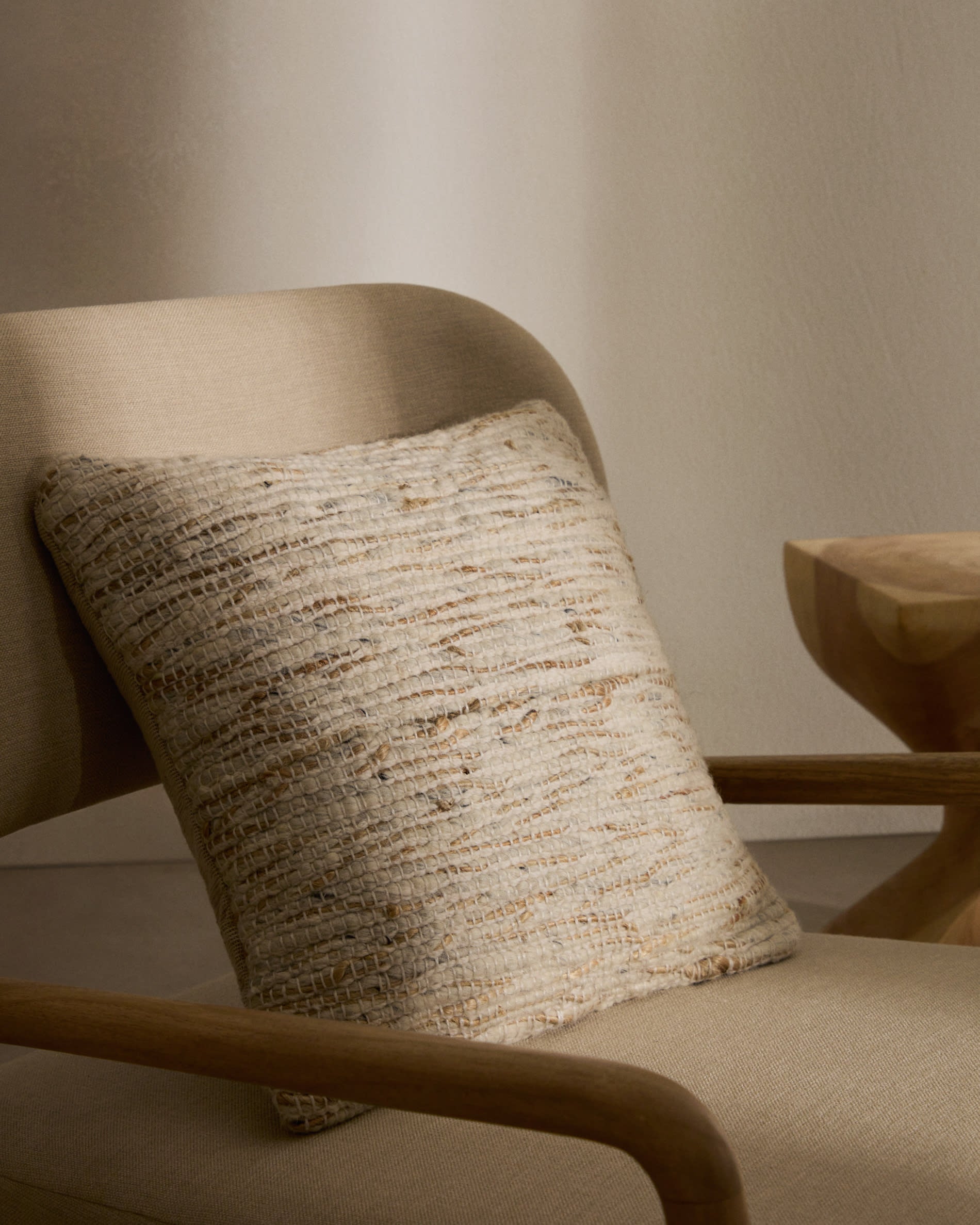 Sessel Sylo beige aus massivem Eschenholz FSC 100% in Beige präsentiert im Onlineshop von KAQTU Design AG. Sessel ist von Kave Home