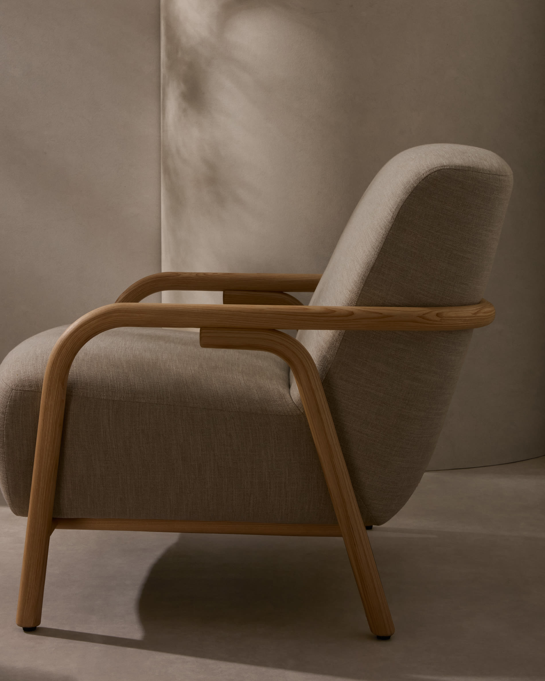 Sessel Sylo beige aus massivem Eschenholz FSC 100% in Beige präsentiert im Onlineshop von KAQTU Design AG. Sessel ist von Kave Home