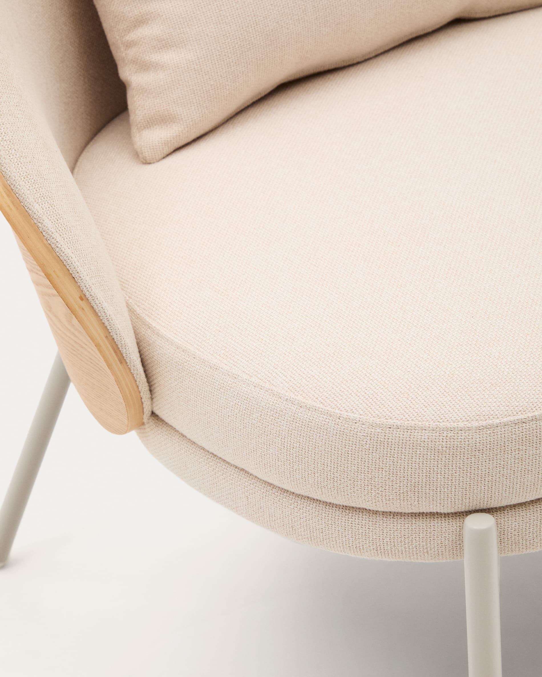 Sessel Eamy aus beigefarbenem Chenille, Eschenfurnier mit natürlichem Finish und beigefarbenem Metall in Beige präsentiert im Onlineshop von KAQTU Design AG. Sessel ist von Kave Home