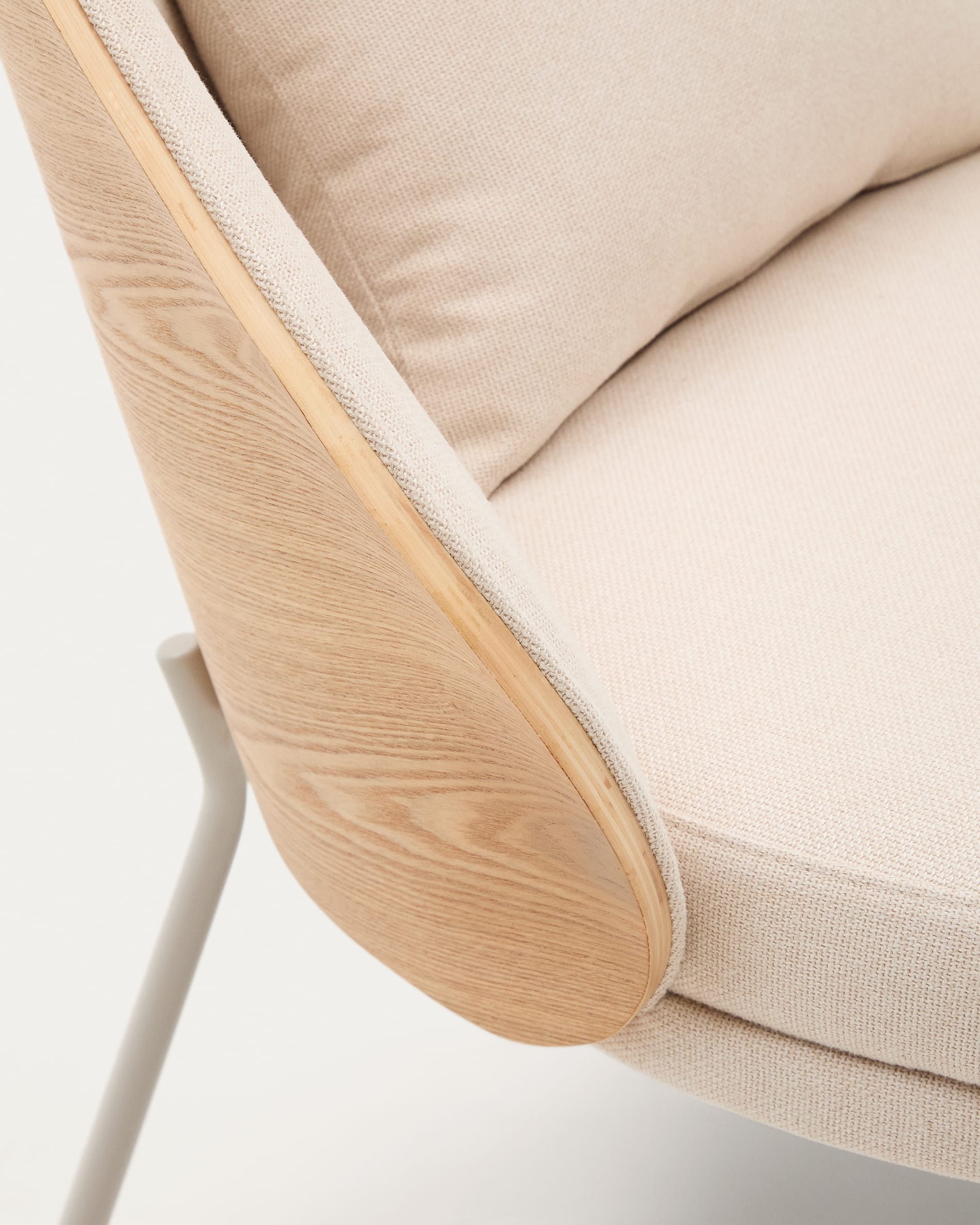 Sessel Eamy aus beigefarbenem Chenille, Eschenfurnier mit natürlichem Finish und beigefarbenem Metall in Beige präsentiert im Onlineshop von KAQTU Design AG. Sessel ist von Kave Home