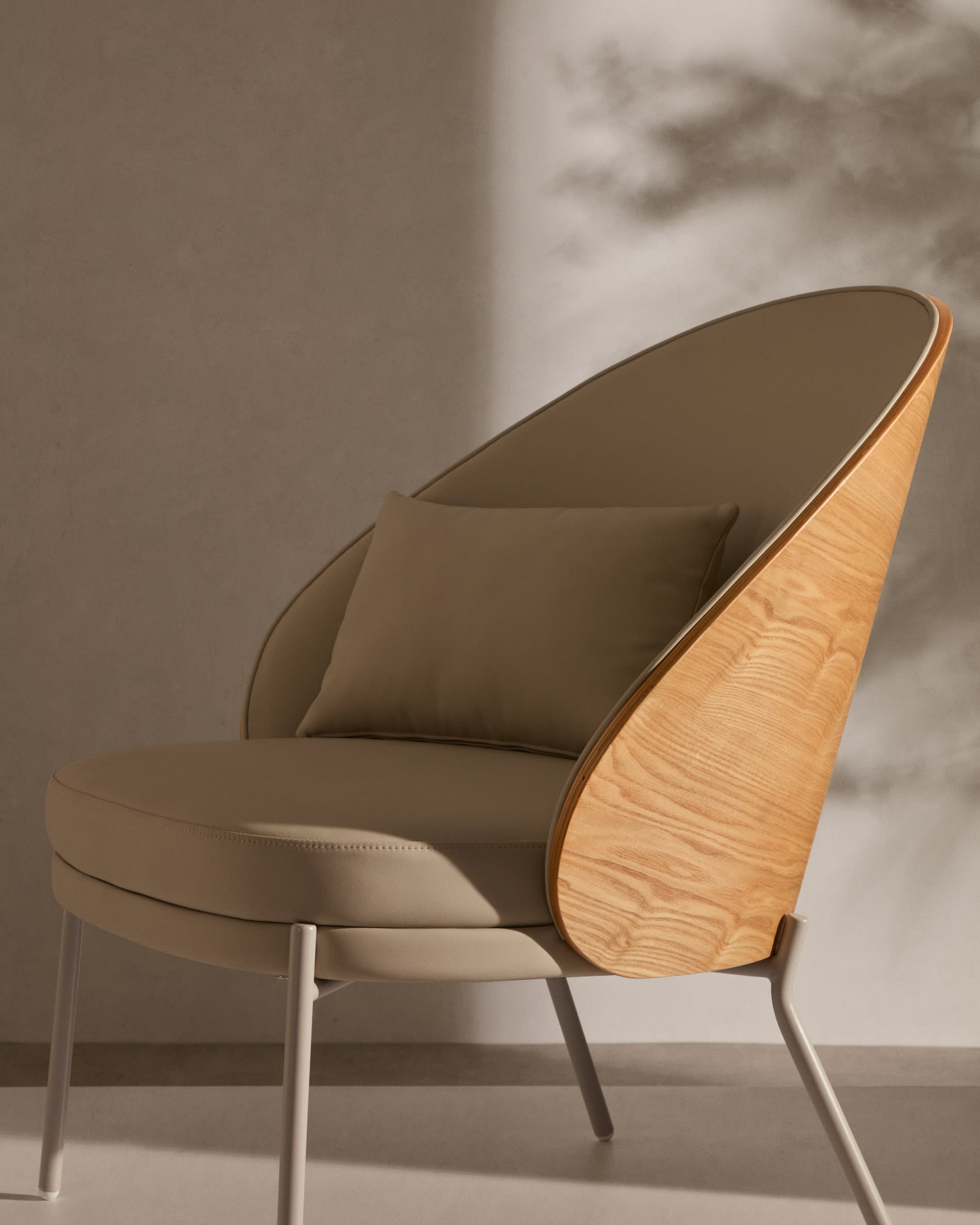 Eamy Sessel aus beigefarbenem Kunstleder, Eschenfurnier in Nussbaum-Finish mit Metall in B in Beige präsentiert im Onlineshop von KAQTU Design AG. Sessel ist von Kave Home