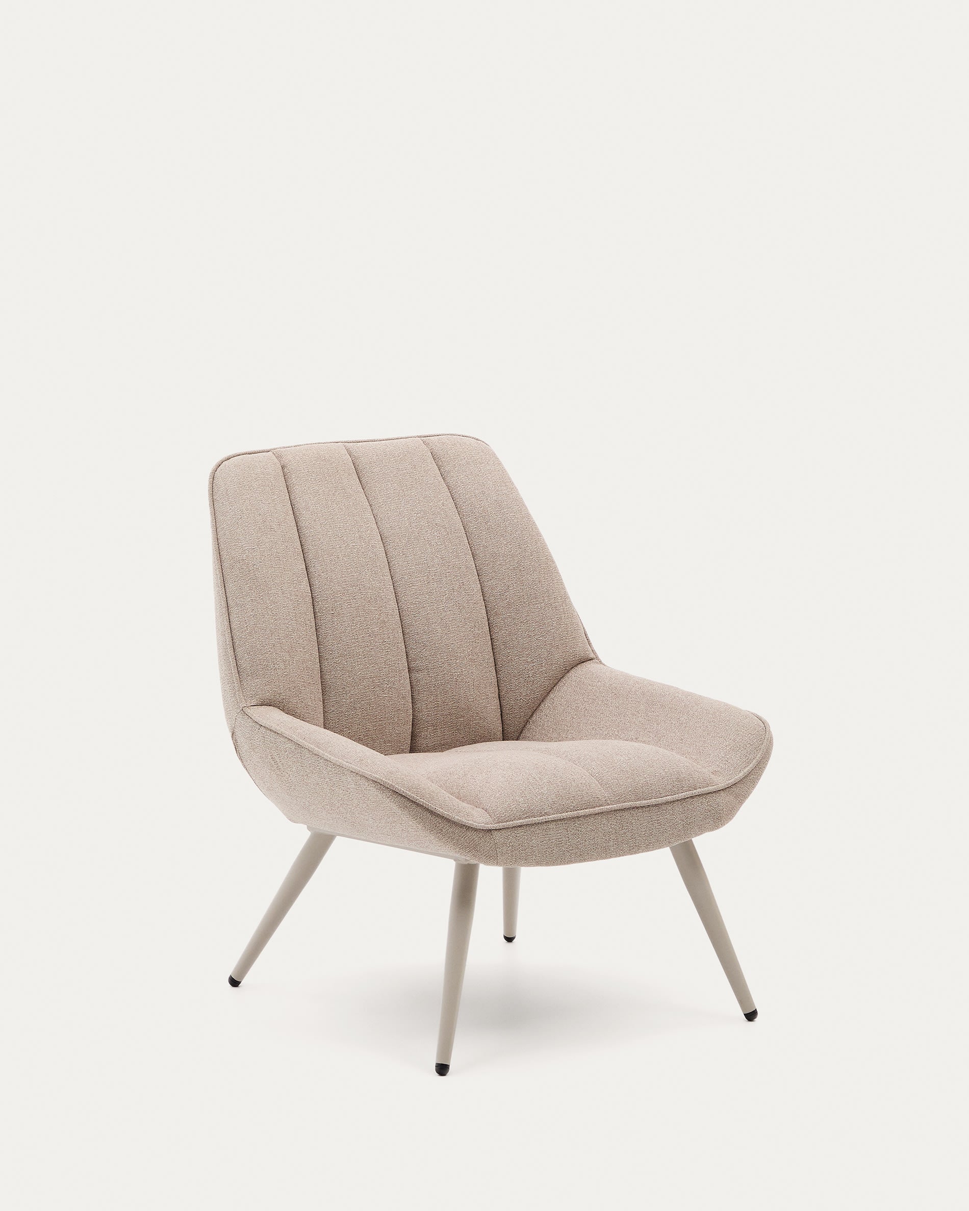 Sessel Marlina aus beigefarbenem Chenille-Stoff und mattgrau lackierten Stahlbeinen. in Beige präsentiert im Onlineshop von KAQTU Design AG. Sessel ist von Kave Home