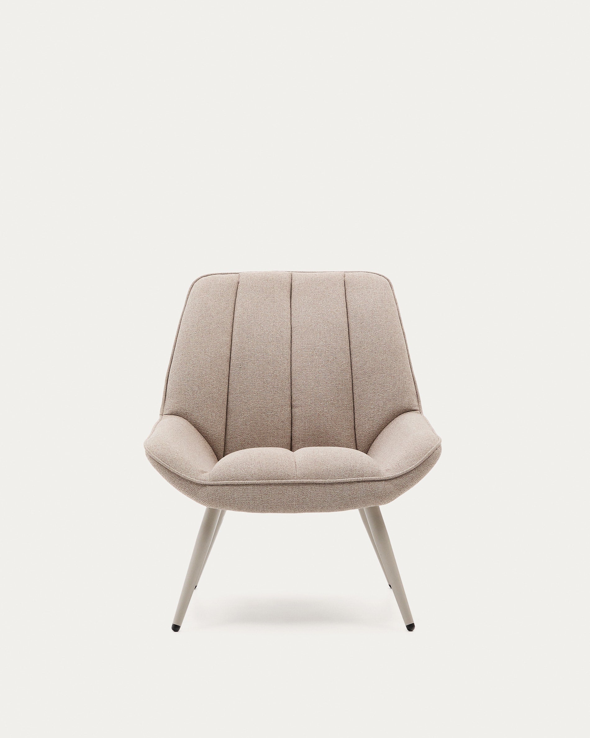 Sessel Marlina aus beigefarbenem Chenille-Stoff und mattgrau lackierten Stahlbeinen. in Beige präsentiert im Onlineshop von KAQTU Design AG. Sessel ist von Kave Home