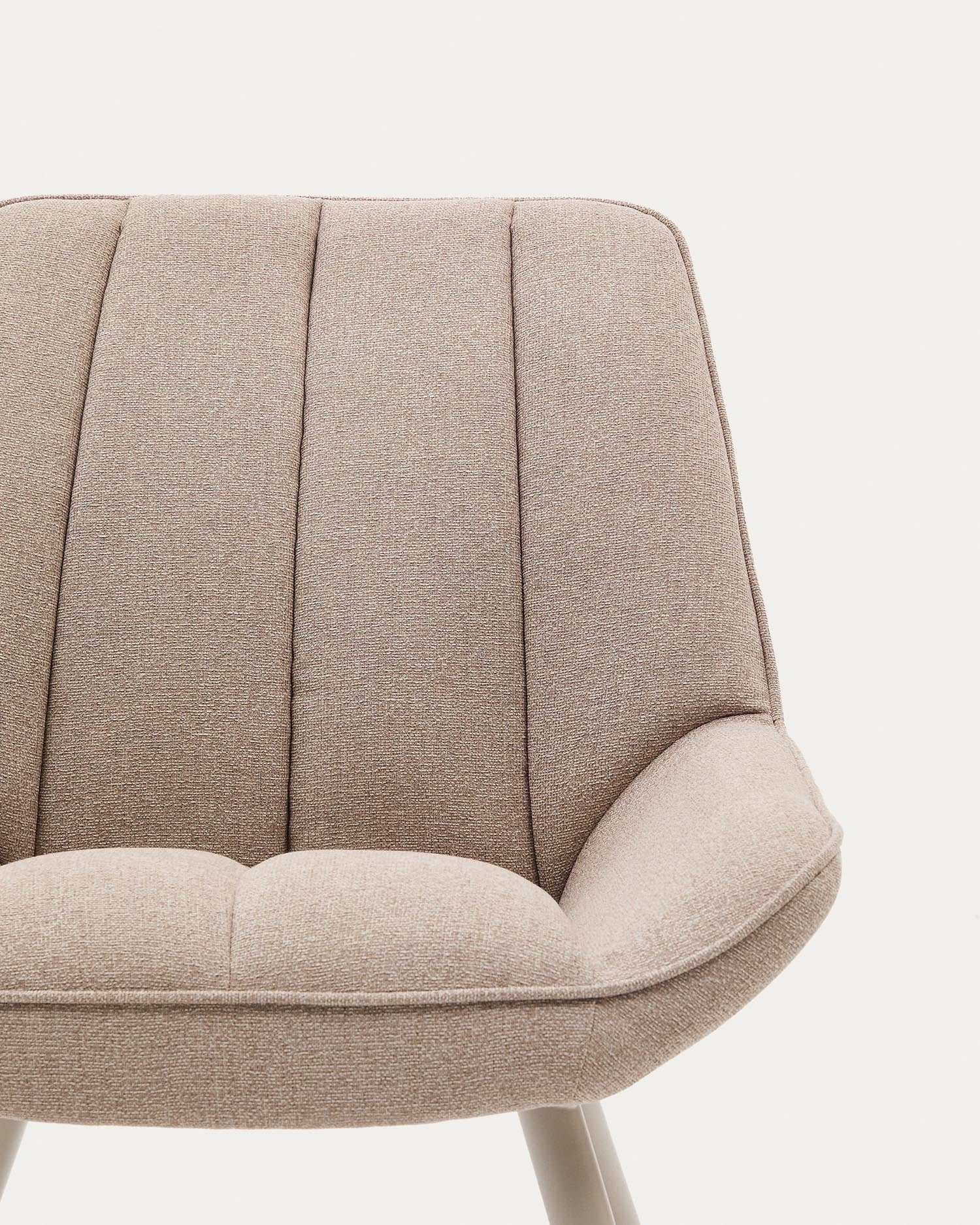 Sessel Marlina aus beigefarbenem Chenille-Stoff und mattgrau lackierten Stahlbeinen. in Beige präsentiert im Onlineshop von KAQTU Design AG. Sessel ist von Kave Home