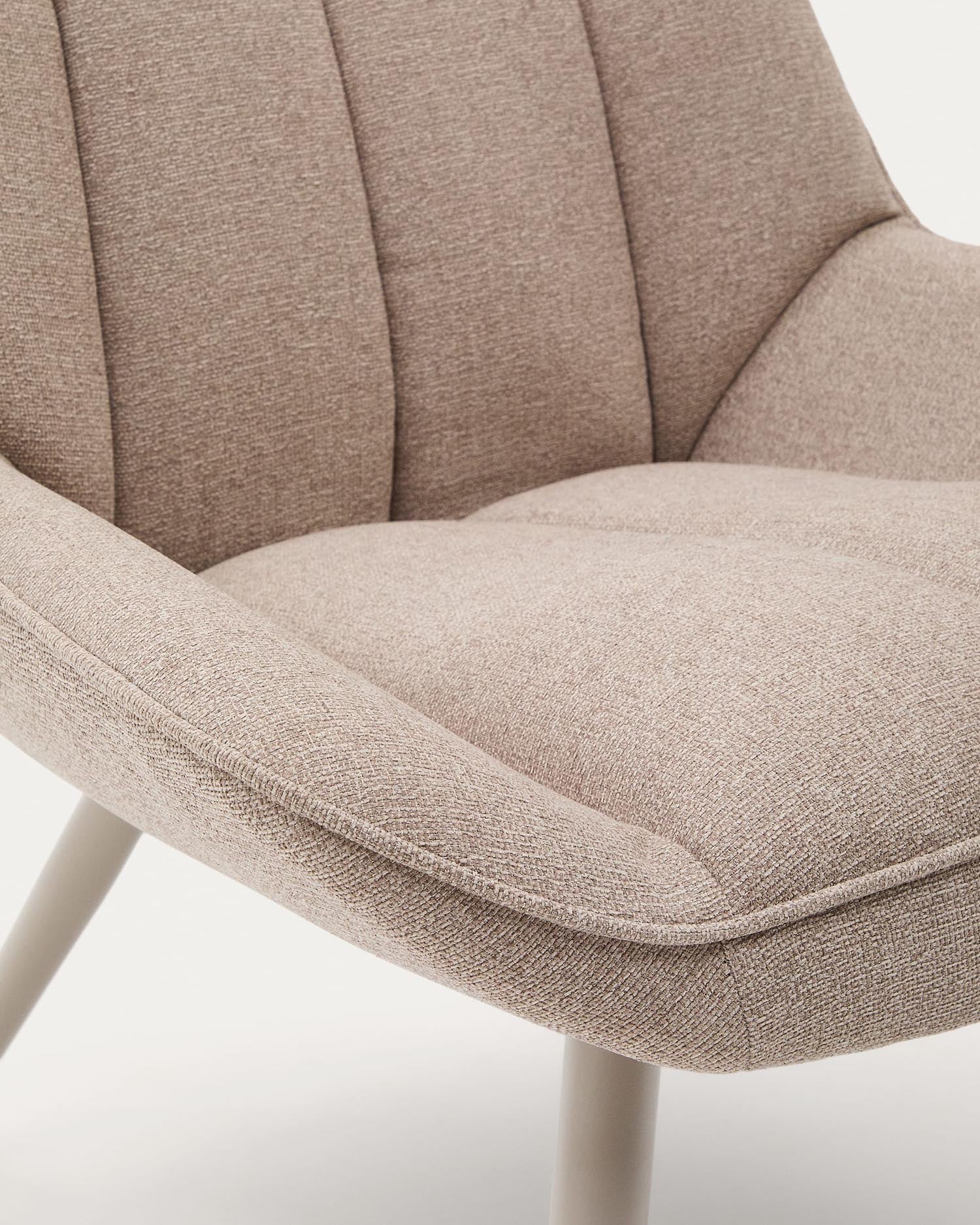 Sessel Marlina aus beigefarbenem Chenille-Stoff und mattgrau lackierten Stahlbeinen. in Beige präsentiert im Onlineshop von KAQTU Design AG. Sessel ist von Kave Home