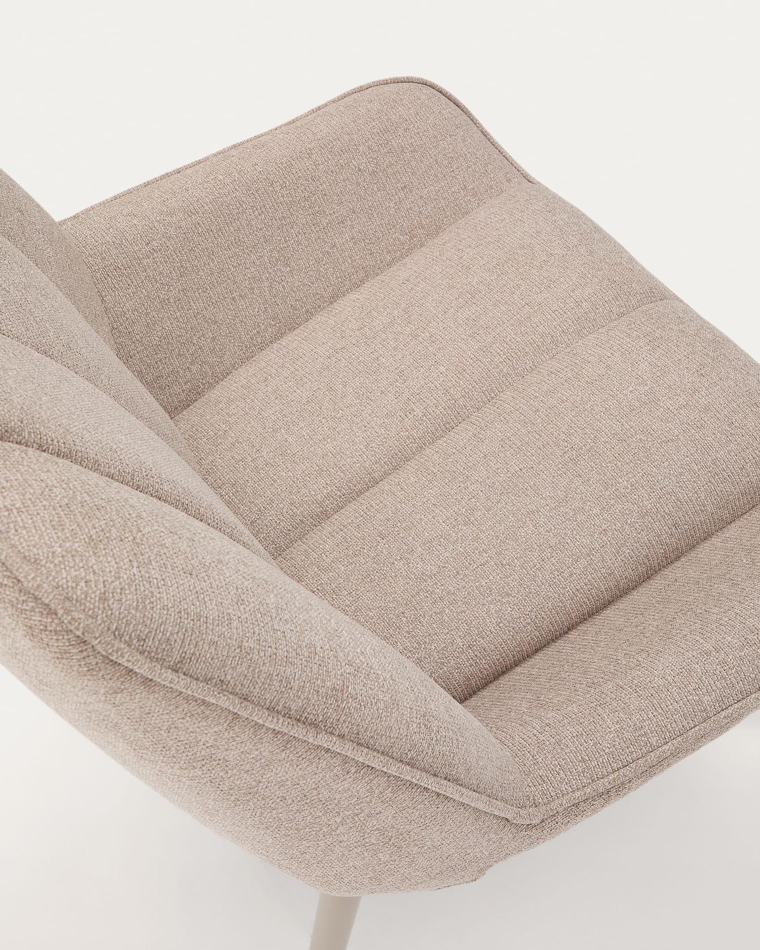 Sessel Marlina aus beigefarbenem Chenille-Stoff und mattgrau lackierten Stahlbeinen. in Beige präsentiert im Onlineshop von KAQTU Design AG. Sessel ist von Kave Home