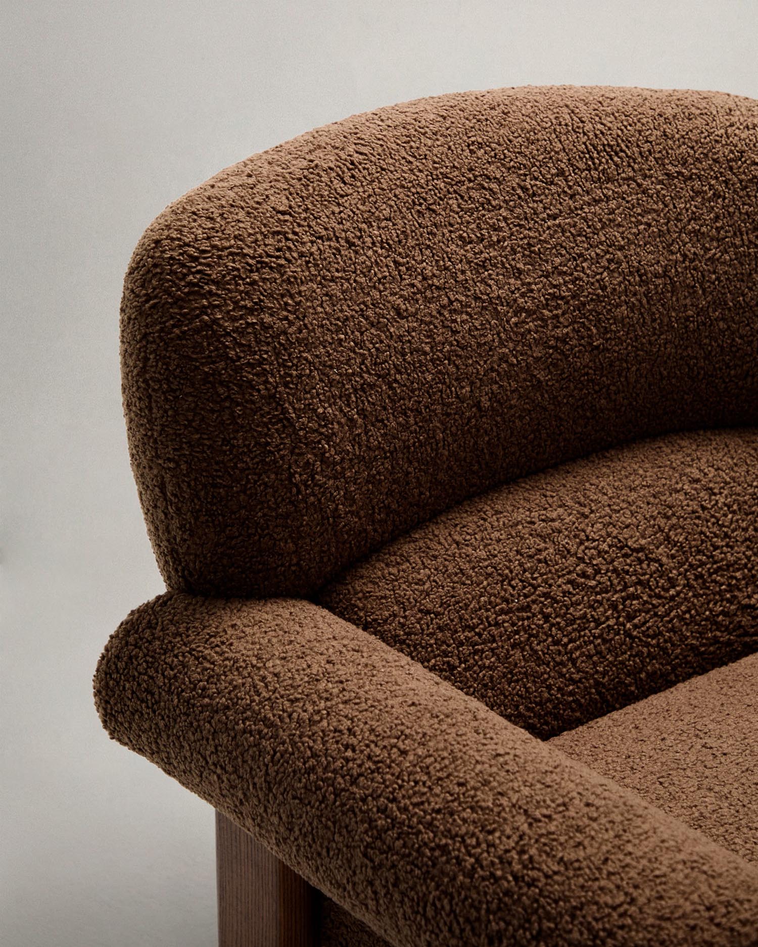 Sessel Nema aus taupefarbenem Bouclé und massivem Eschenholz mit natürlichem Finish FSC 100% in Taupe präsentiert im Onlineshop von KAQTU Design AG. Sessel ist von Kave Home