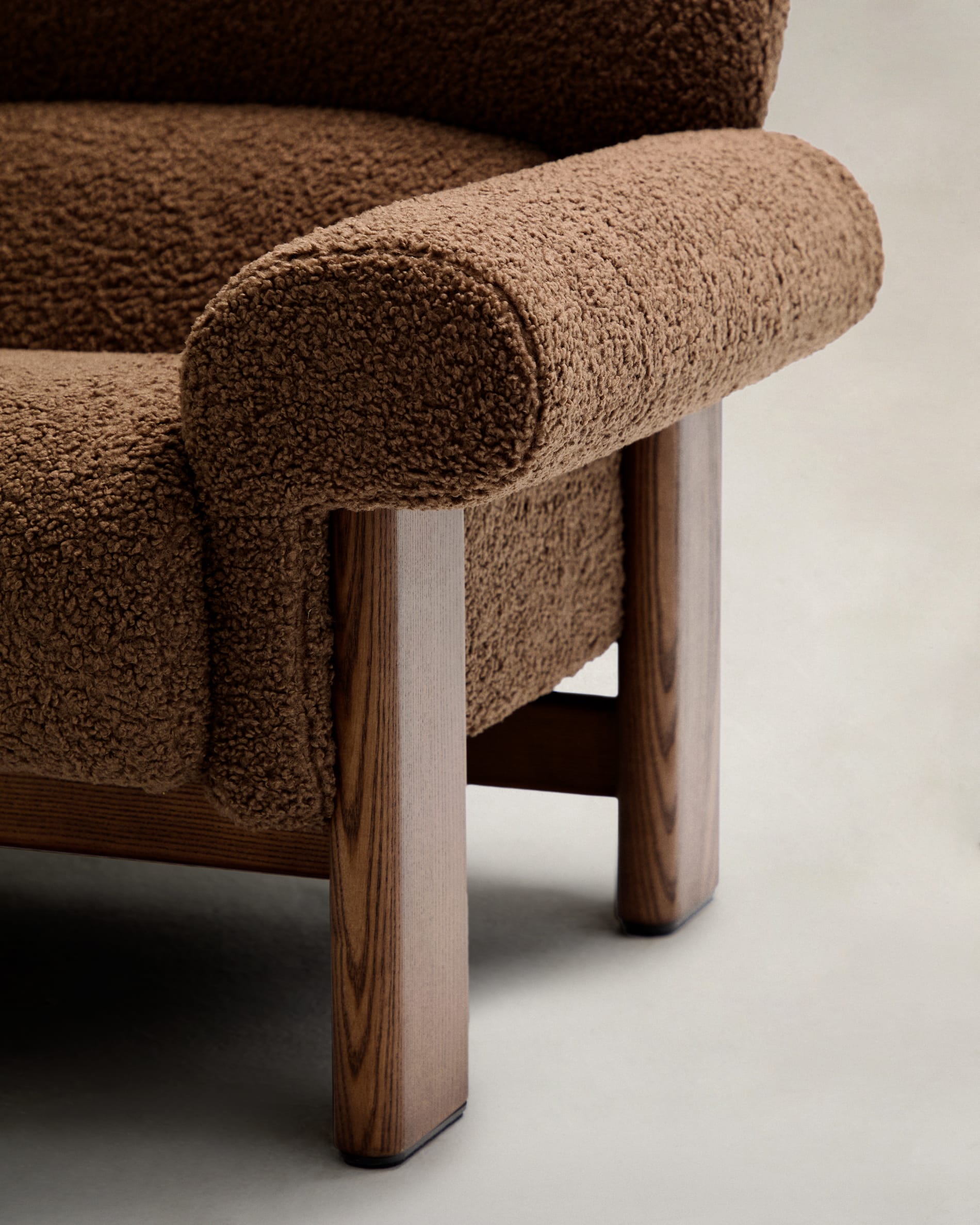 Sessel Nema aus taupefarbenem Bouclé und massivem Eschenholz mit natürlichem Finish FSC 100% in Taupe präsentiert im Onlineshop von KAQTU Design AG. Sessel ist von Kave Home