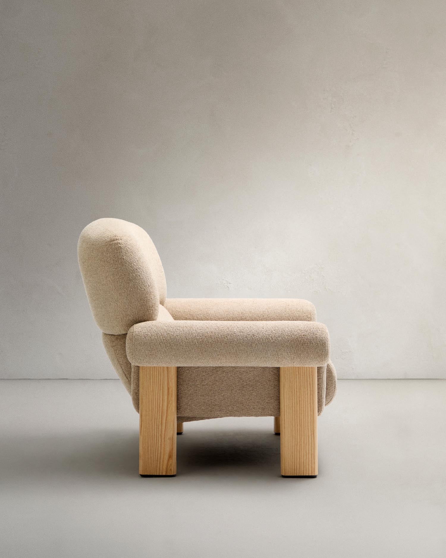 Sessel Nema aus beigefarbenem Chenille und Beinen aus massivem Eschenholz mit natürlichem Finish FSC 100% in Beige präsentiert im Onlineshop von KAQTU Design AG. Sessel ist von Kave Home