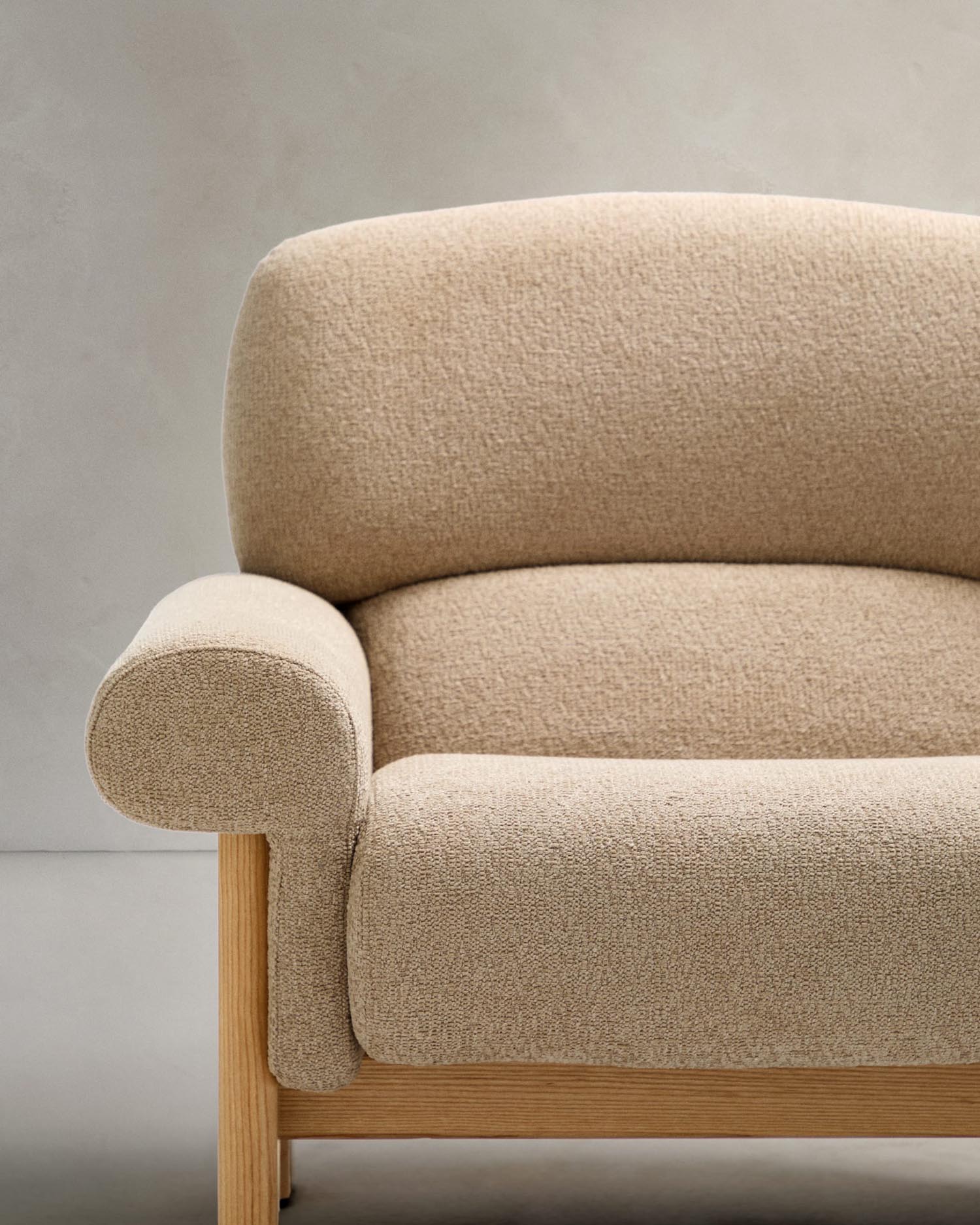 Sessel Nema aus beigefarbenem Chenille und Beinen aus massivem Eschenholz mit natürlichem Finish FSC 100% in Beige präsentiert im Onlineshop von KAQTU Design AG. Sessel ist von Kave Home