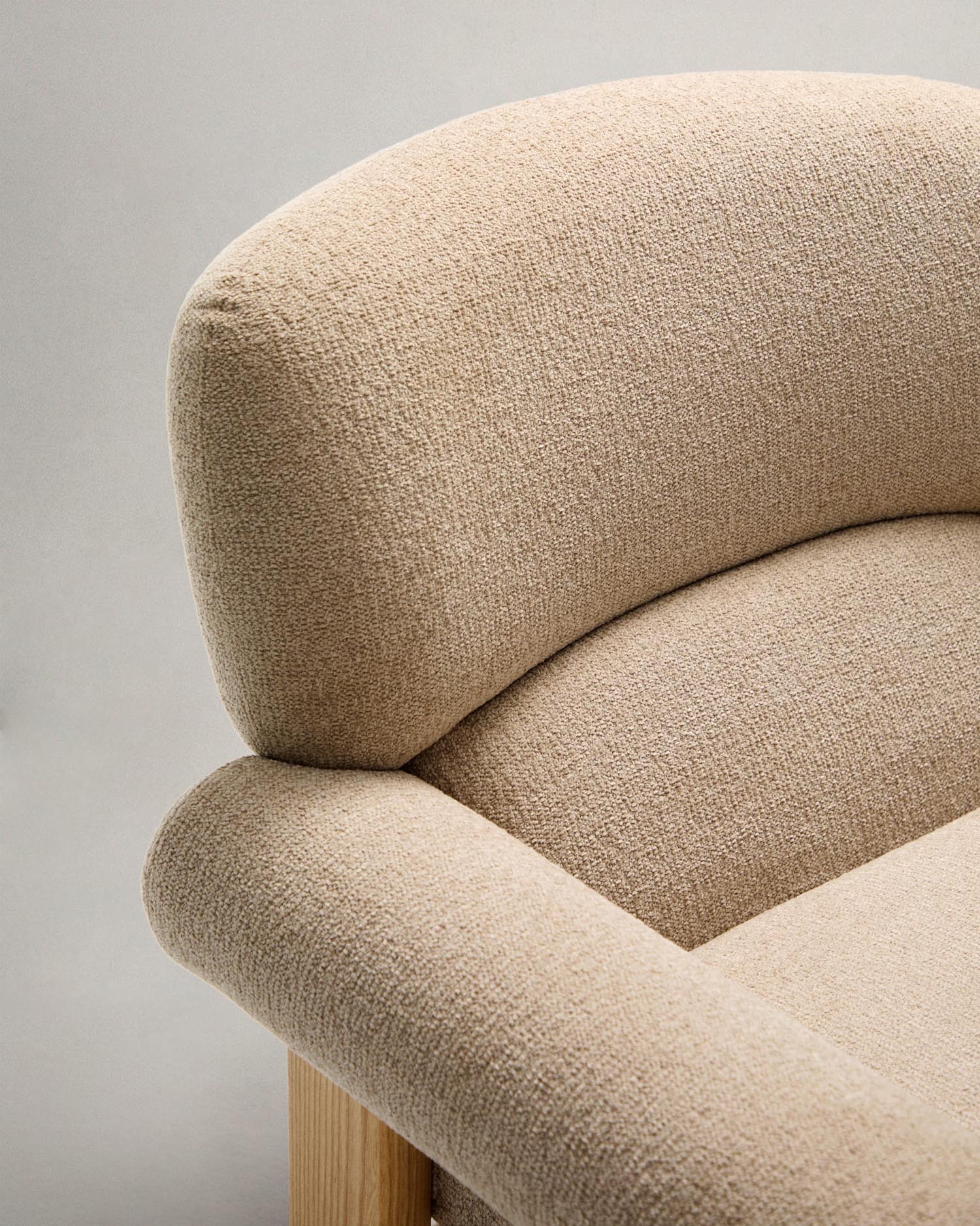 Sessel Nema aus beigefarbenem Chenille und Beinen aus massivem Eschenholz mit natürlichem Finish FSC 100% in Beige präsentiert im Onlineshop von KAQTU Design AG. Sessel ist von Kave Home