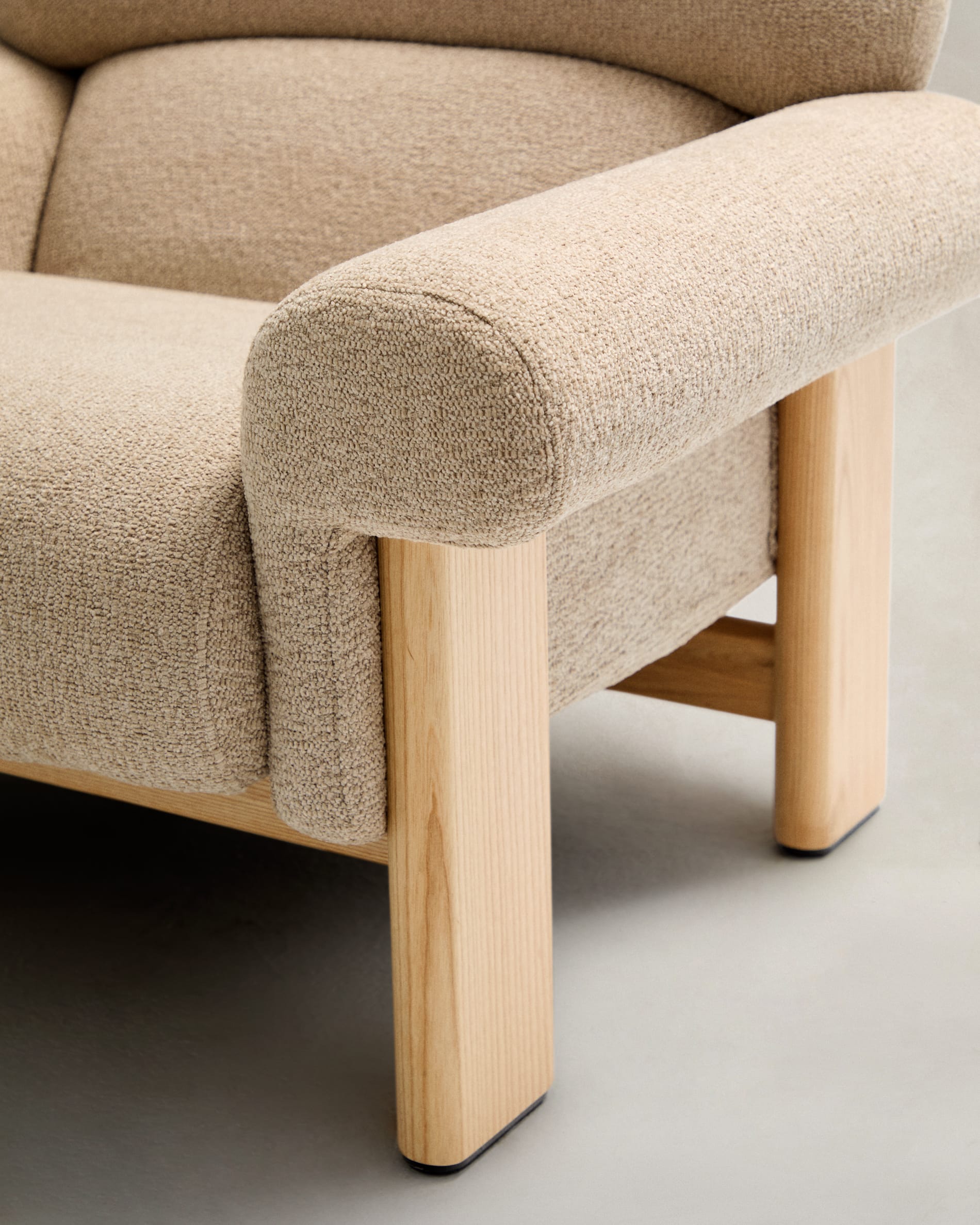 Sessel Nema aus beigefarbenem Chenille und Beinen aus massivem Eschenholz mit natürlichem Finish FSC 100% in Beige präsentiert im Onlineshop von KAQTU Design AG. Sessel ist von Kave Home