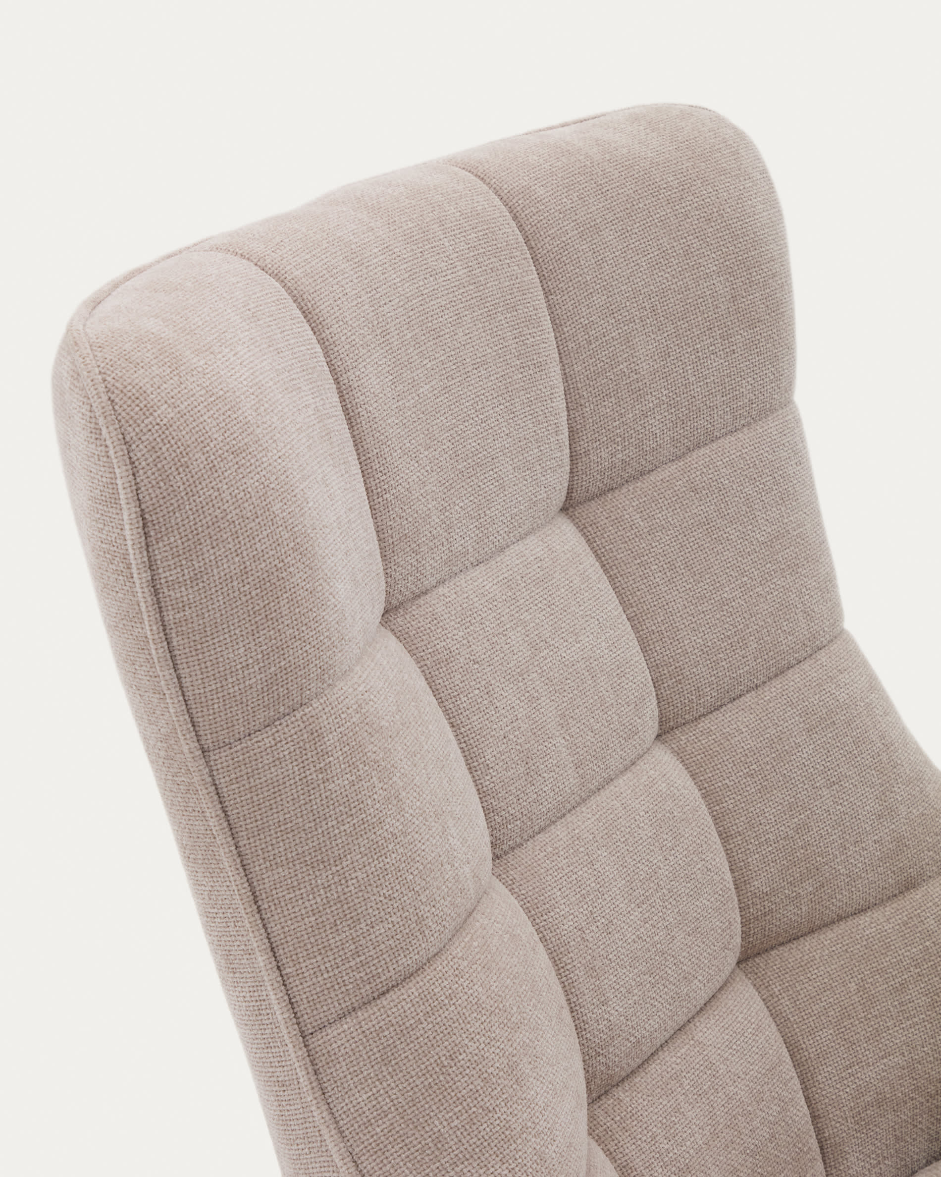 Sessel Teryl aus beigefarbener Chenille und Metall mit grauer Oberfläche FSC 100% in Beige präsentiert im Onlineshop von KAQTU Design AG. Sessel ist von Kave Home