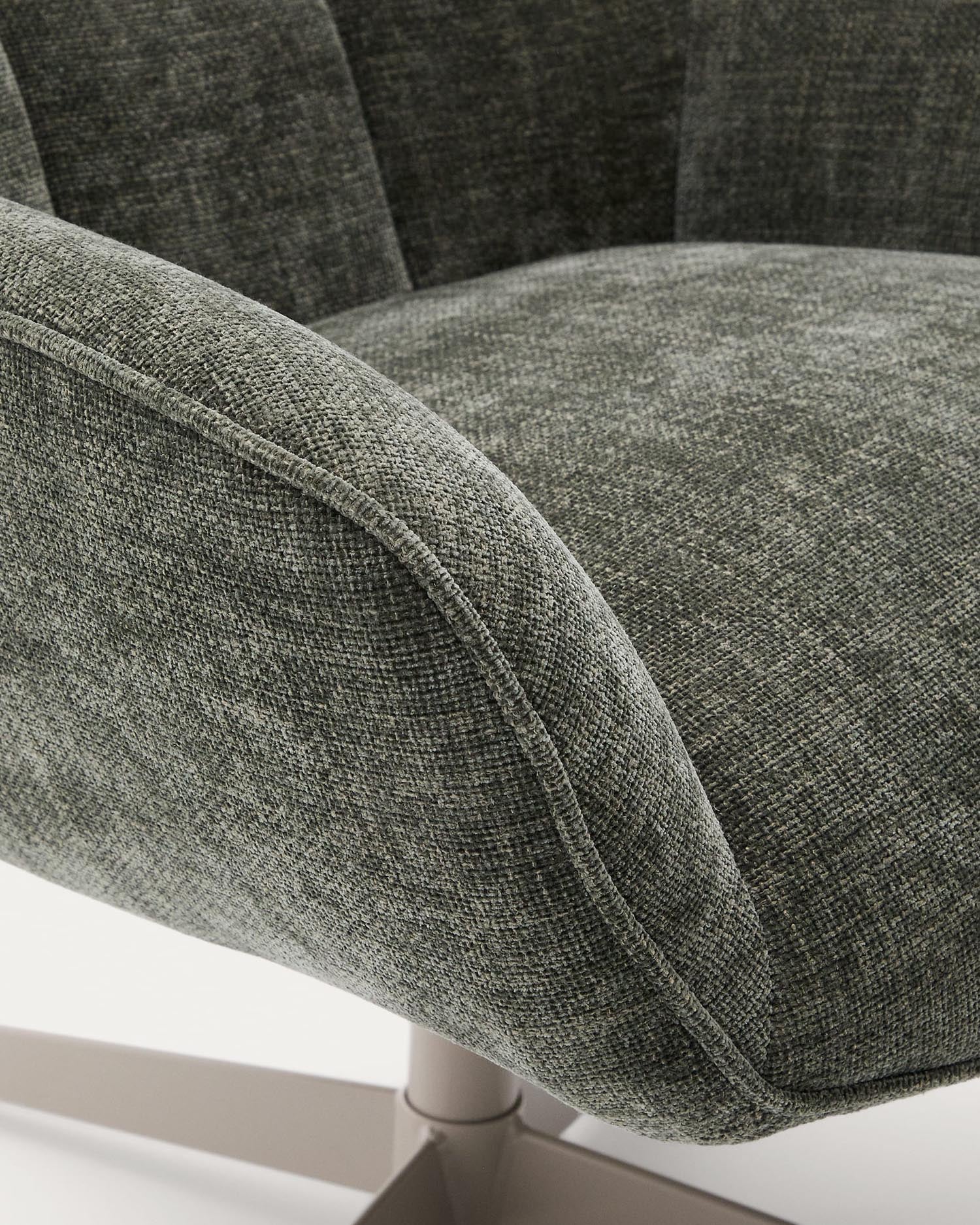 Sessel Teryl aus grüner Chenille und Metall mit grauer Oberfläche FSC 100% in Grün präsentiert im Onlineshop von KAQTU Design AG. Sessel ist von Kave Home