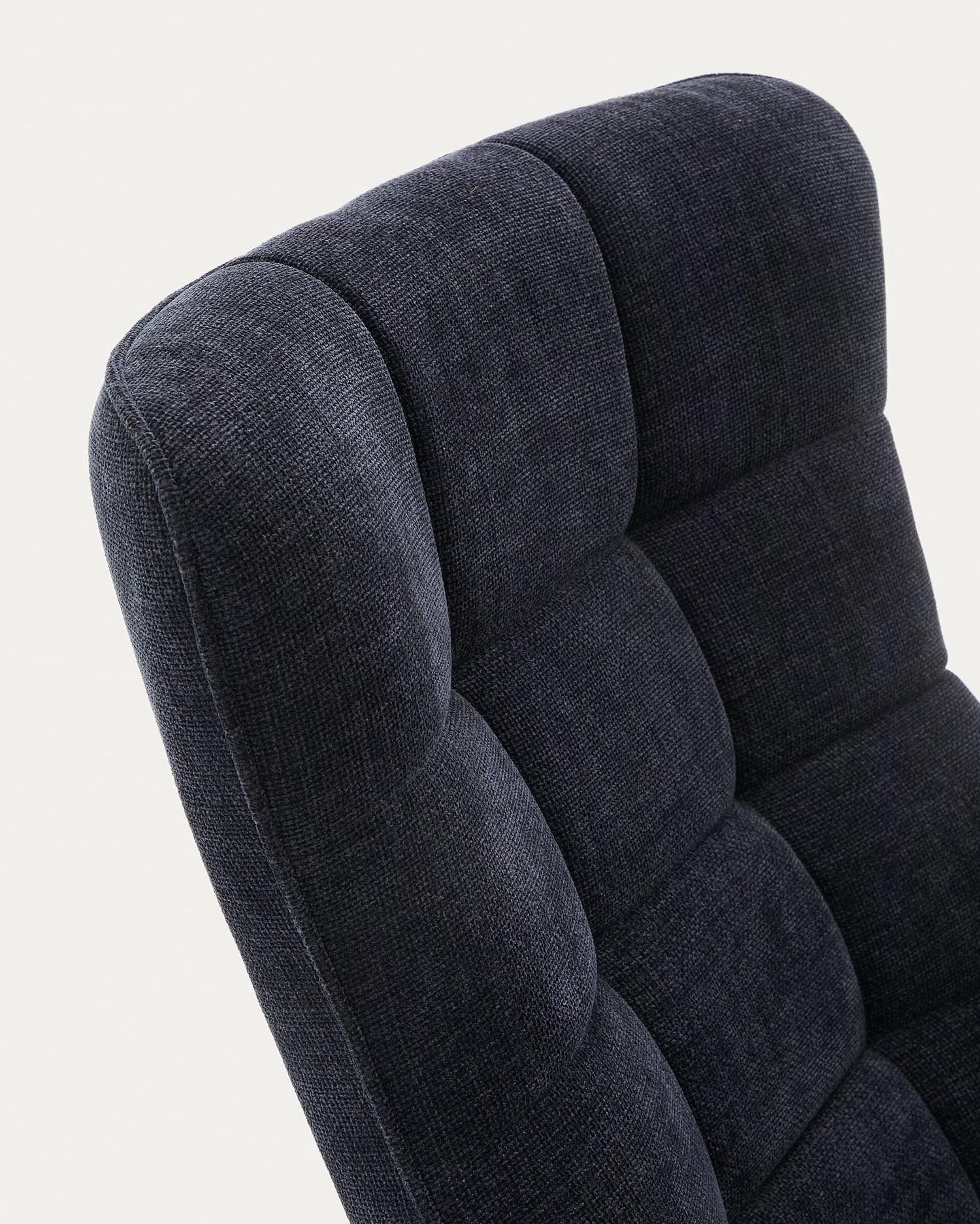 Sessel Teryl aus blauer Chenille und Metall mit grauer Oberfläche FSC 100% in Dunkelblau präsentiert im Onlineshop von KAQTU Design AG. Sessel ist von Kave Home