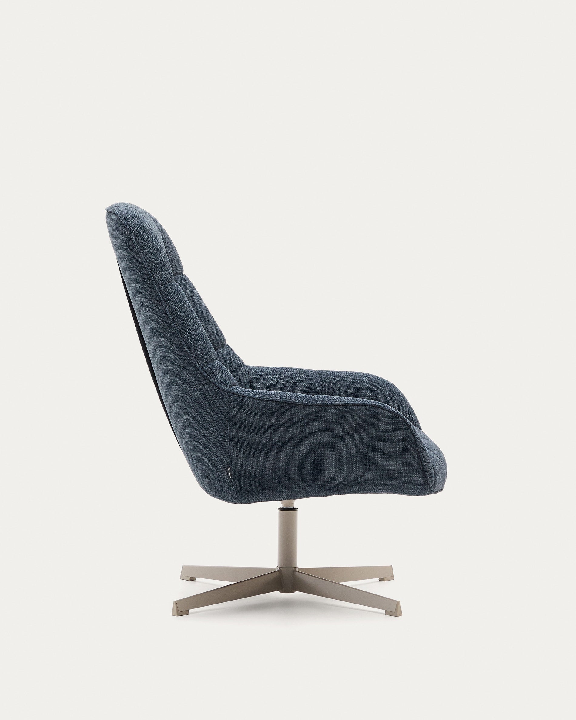 Drehsessel Jaspe blau und Metall mit grauer Oberfläche FSC 100% in Dunkelblau präsentiert im Onlineshop von KAQTU Design AG. Sessel ist von Kave Home