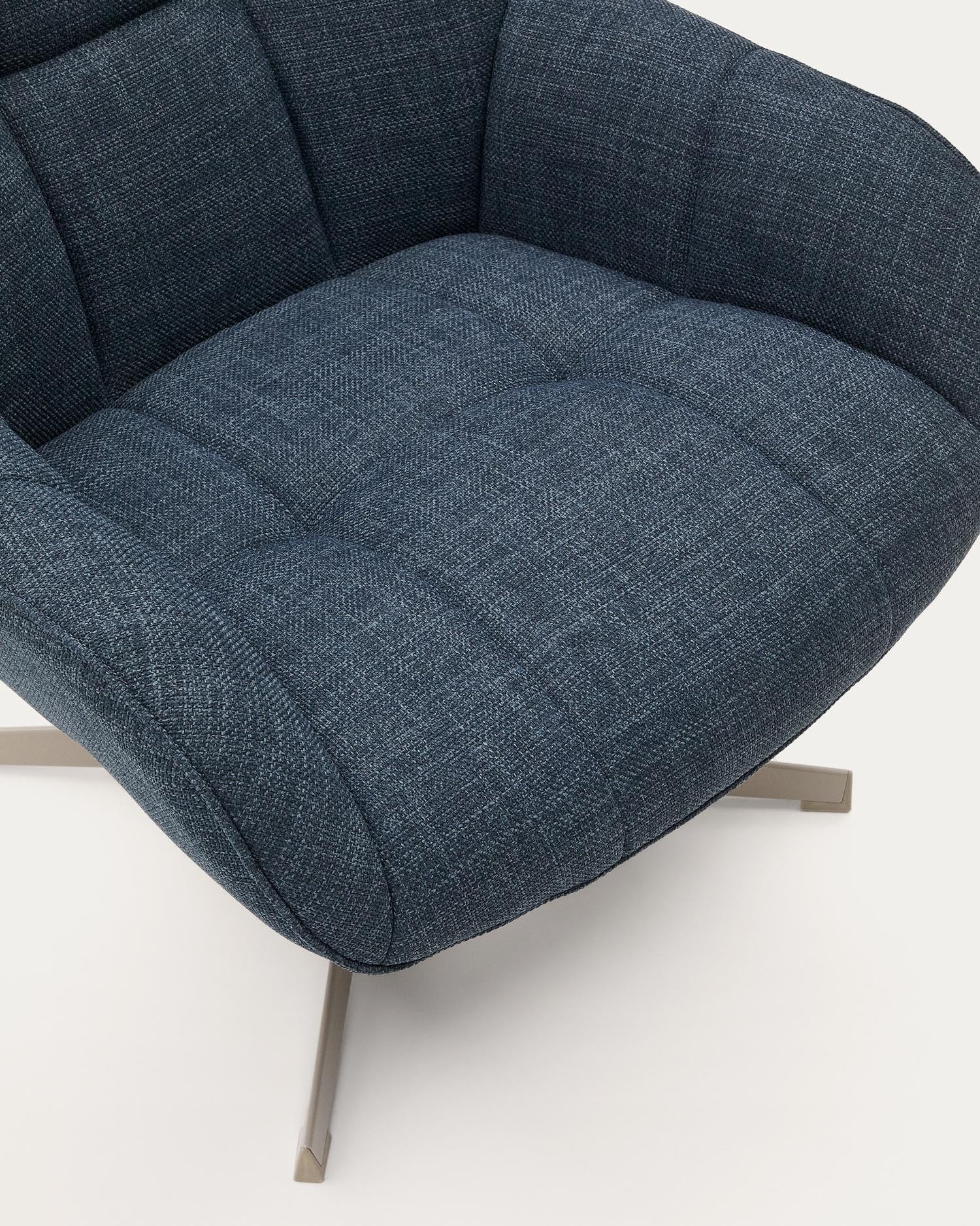 Drehsessel Jaspe blau und Metall mit grauer Oberfläche FSC 100% in Dunkelblau präsentiert im Onlineshop von KAQTU Design AG. Sessel ist von Kave Home