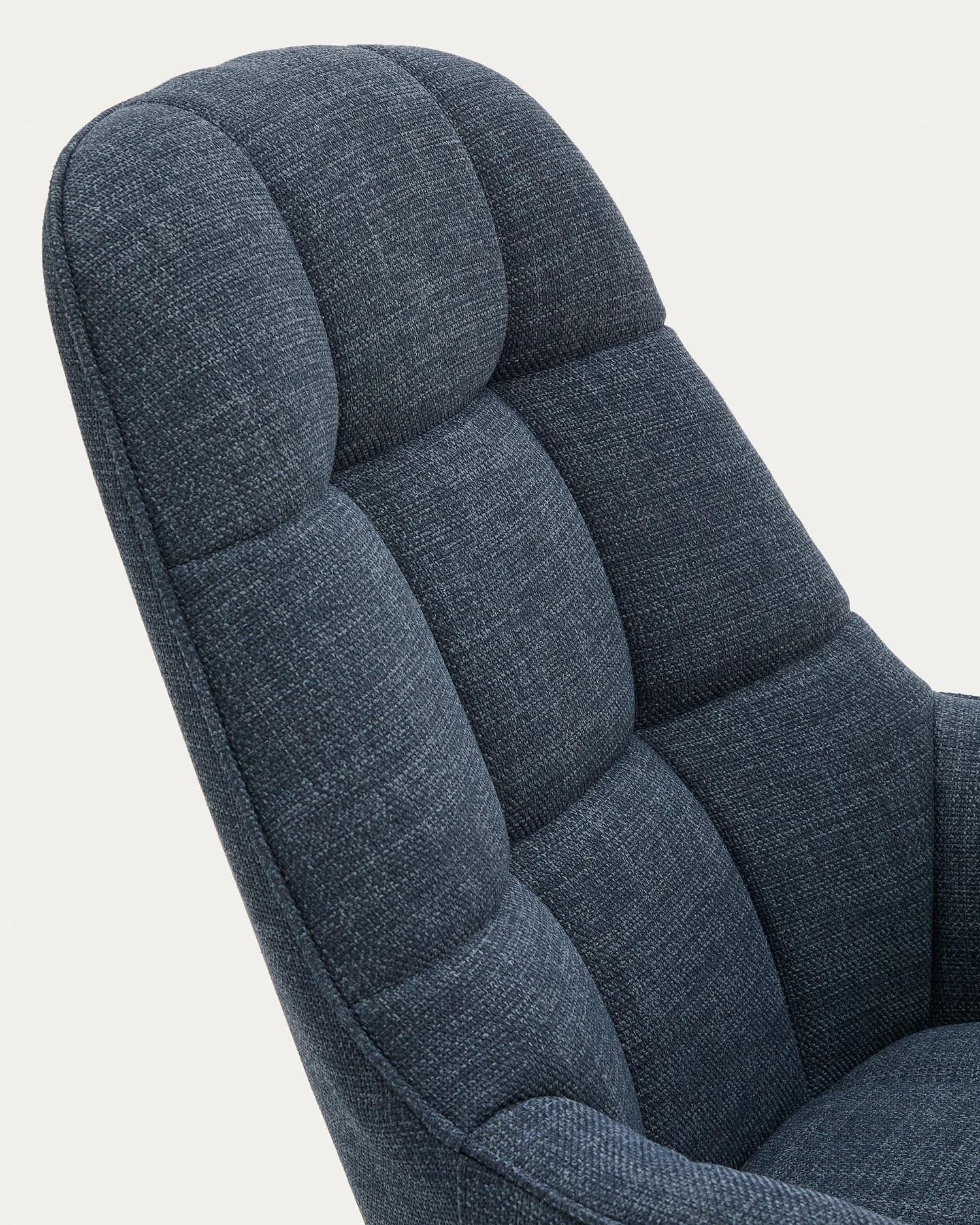 Drehsessel Jaspe blau und Metall mit grauer Oberfläche FSC 100% in Dunkelblau präsentiert im Onlineshop von KAQTU Design AG. Sessel ist von Kave Home