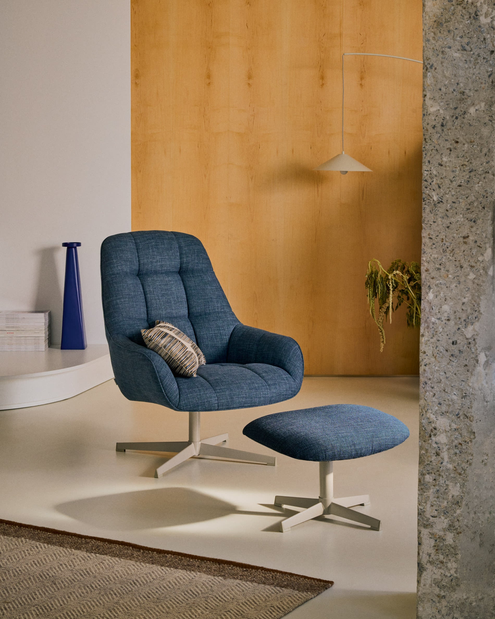 Drehsessel Jaspe blau und Metall mit grauer Oberfläche FSC 100% in Dunkelblau präsentiert im Onlineshop von KAQTU Design AG. Sessel ist von Kave Home