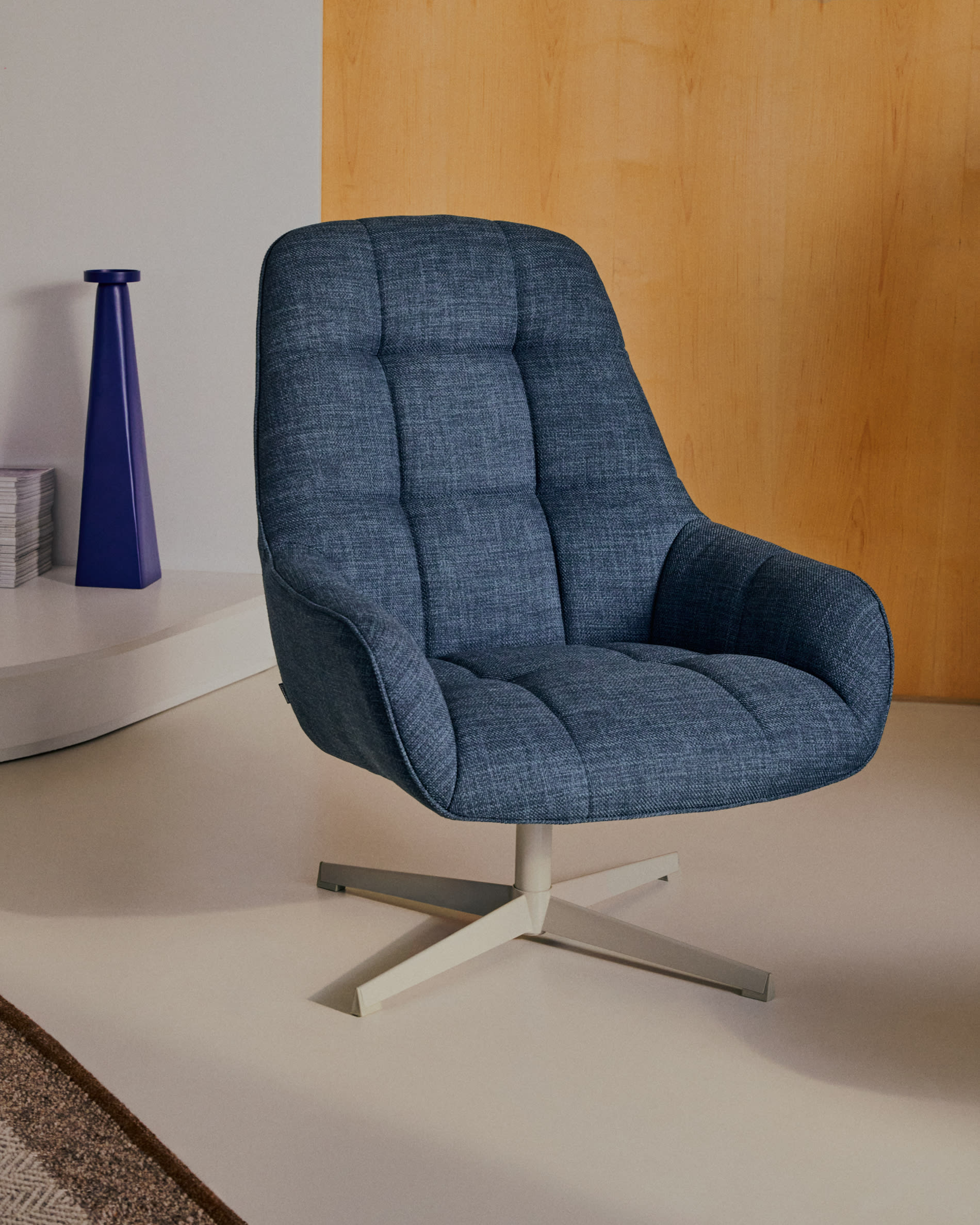 Drehsessel Jaspe blau und Metall mit grauer Oberfläche FSC 100% in Dunkelblau präsentiert im Onlineshop von KAQTU Design AG. Sessel ist von Kave Home