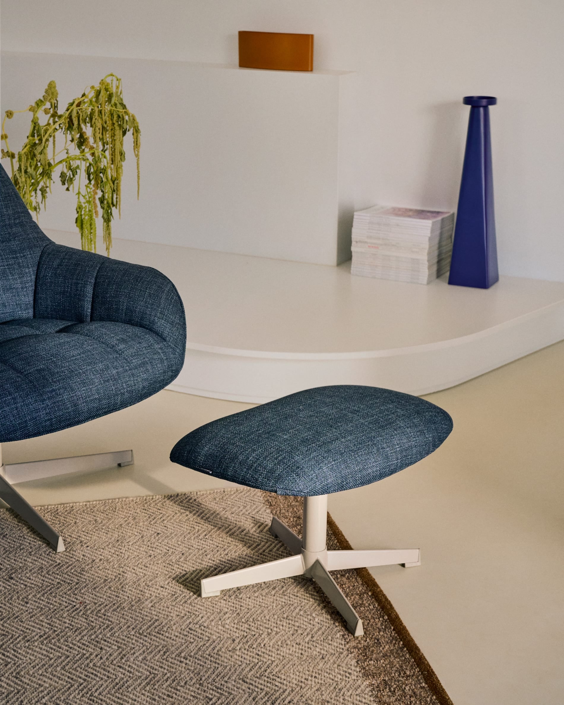 Drehsessel Jaspe blau und Metall mit grauer Oberfläche FSC 100% in Dunkelblau präsentiert im Onlineshop von KAQTU Design AG. Sessel ist von Kave Home