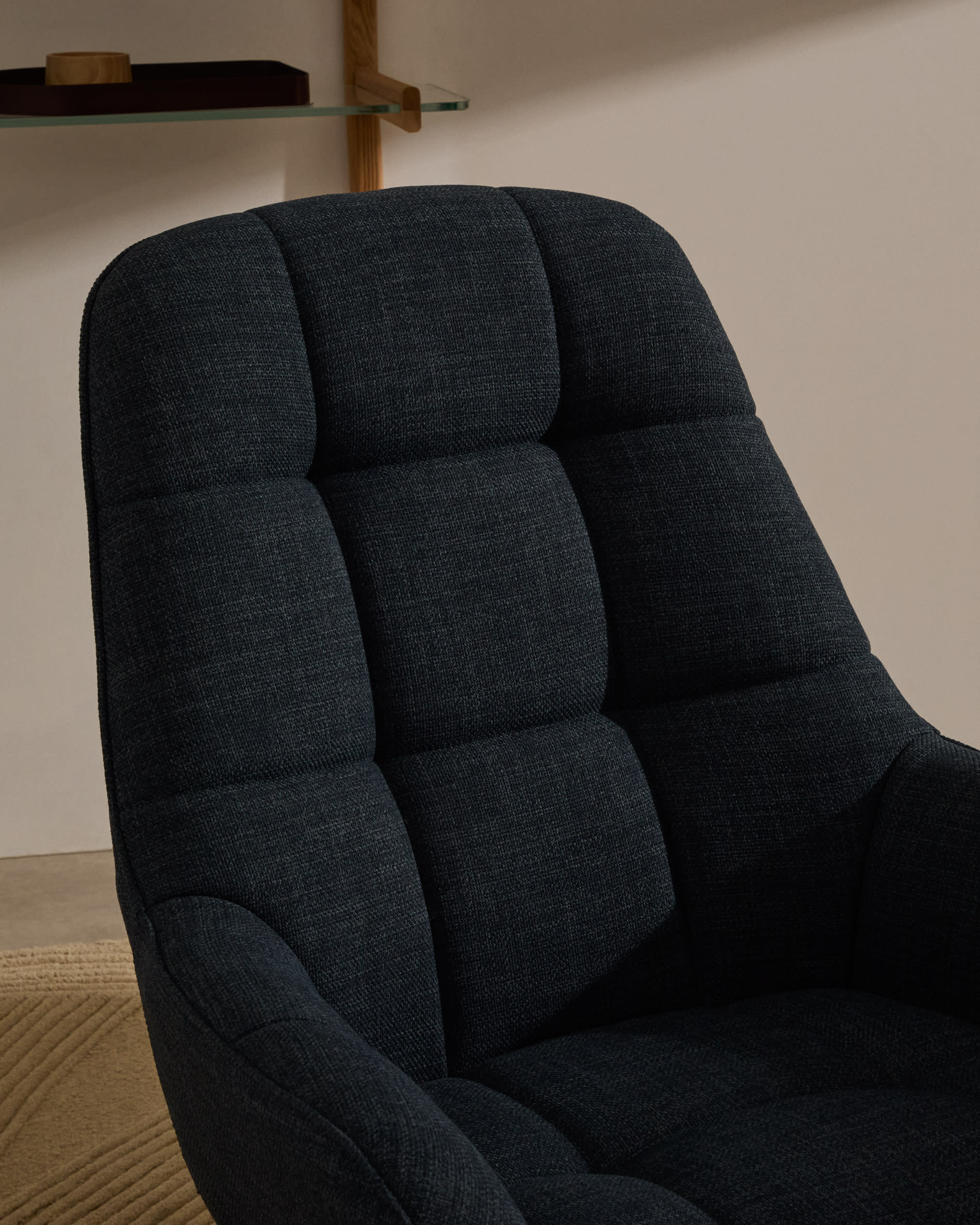 Drehsessel Jaspe blau und Metall mit grauer Oberfläche FSC 100% in Dunkelblau präsentiert im Onlineshop von KAQTU Design AG. Sessel ist von Kave Home