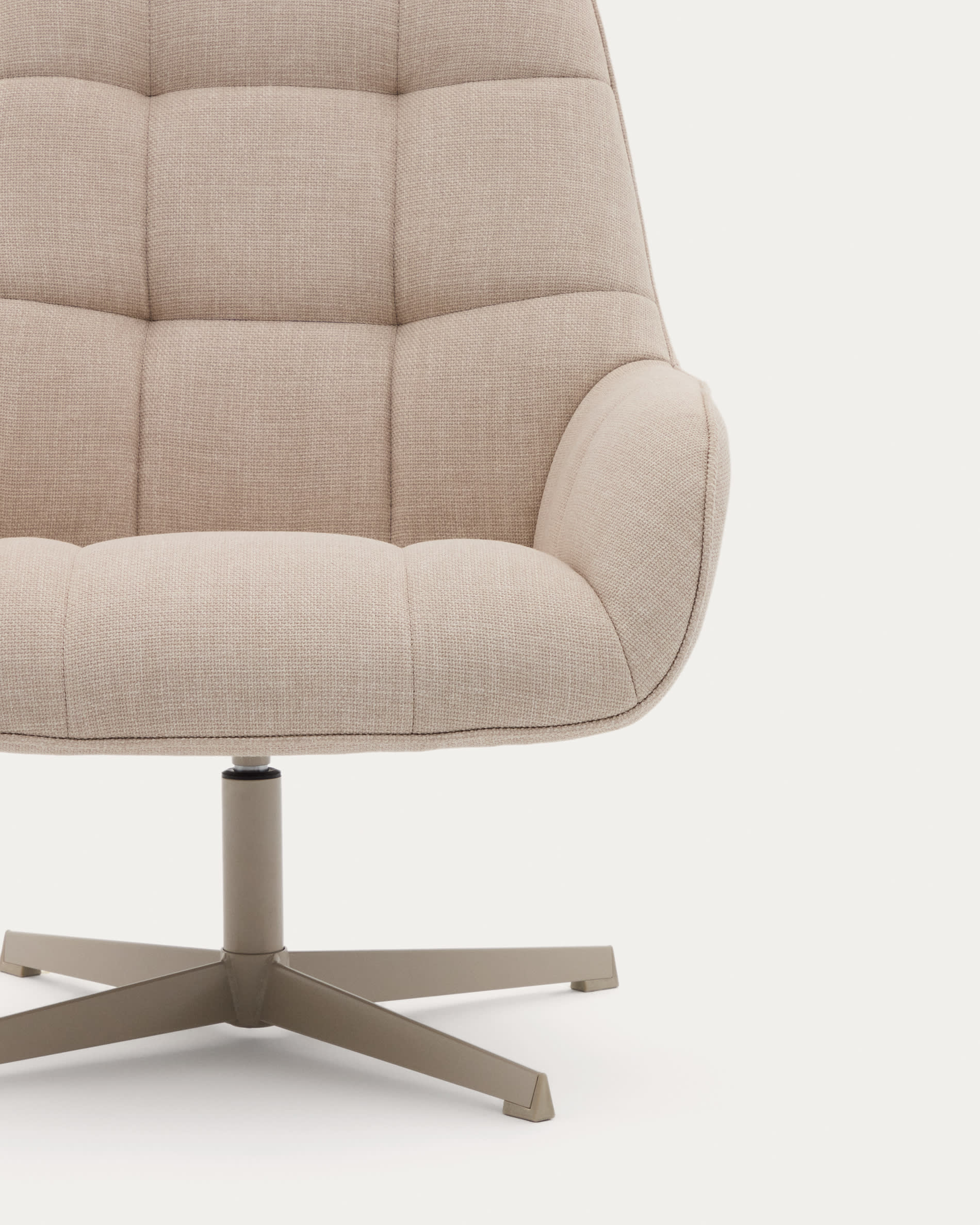 Drehsessel Jaspe beige und Metall mit grauer Oberfläche FSC 100% in Beige präsentiert im Onlineshop von KAQTU Design AG. Sessel ist von Kave Home