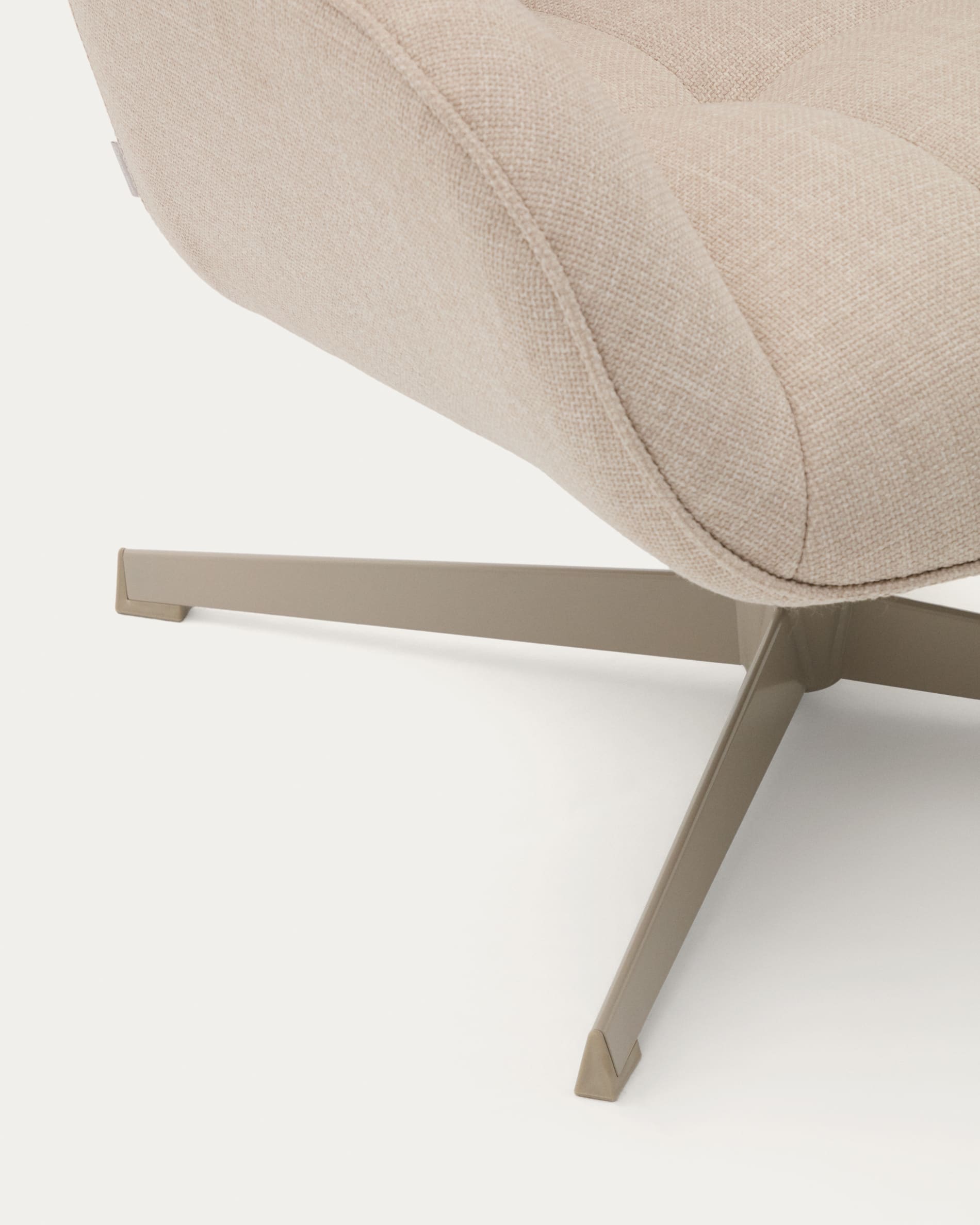 Drehsessel Jaspe beige und Metall mit grauer Oberfläche FSC 100% in Beige präsentiert im Onlineshop von KAQTU Design AG. Sessel ist von Kave Home