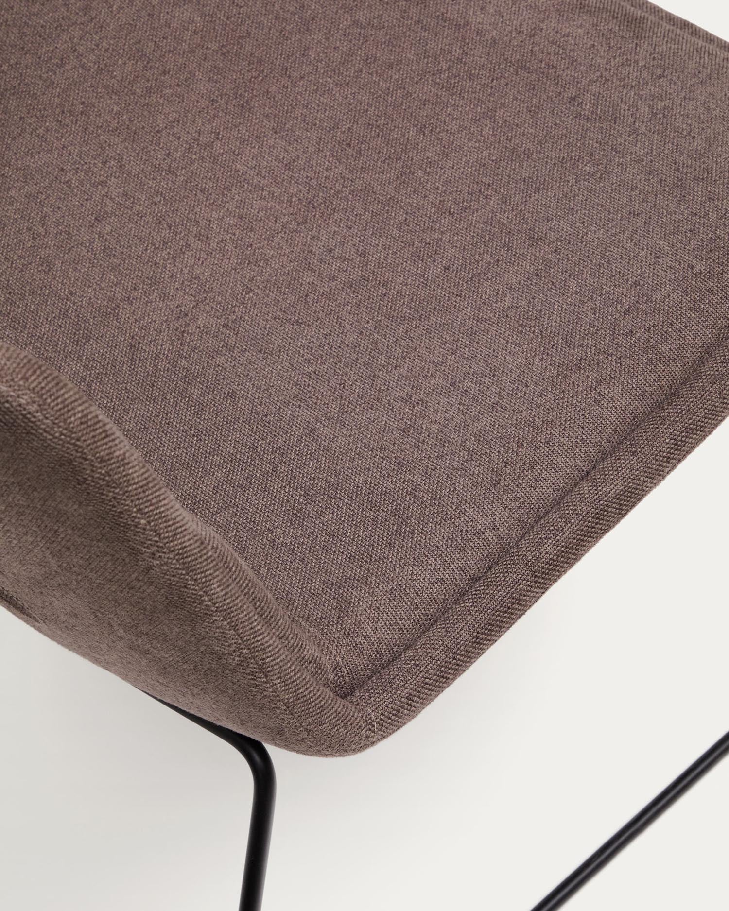 Sessel Zahara aus braunem Stahl mit schwarzem Finish FSC 100%   in Hellbraun präsentiert im Onlineshop von KAQTU Design AG. Sessel ist von Kave Home