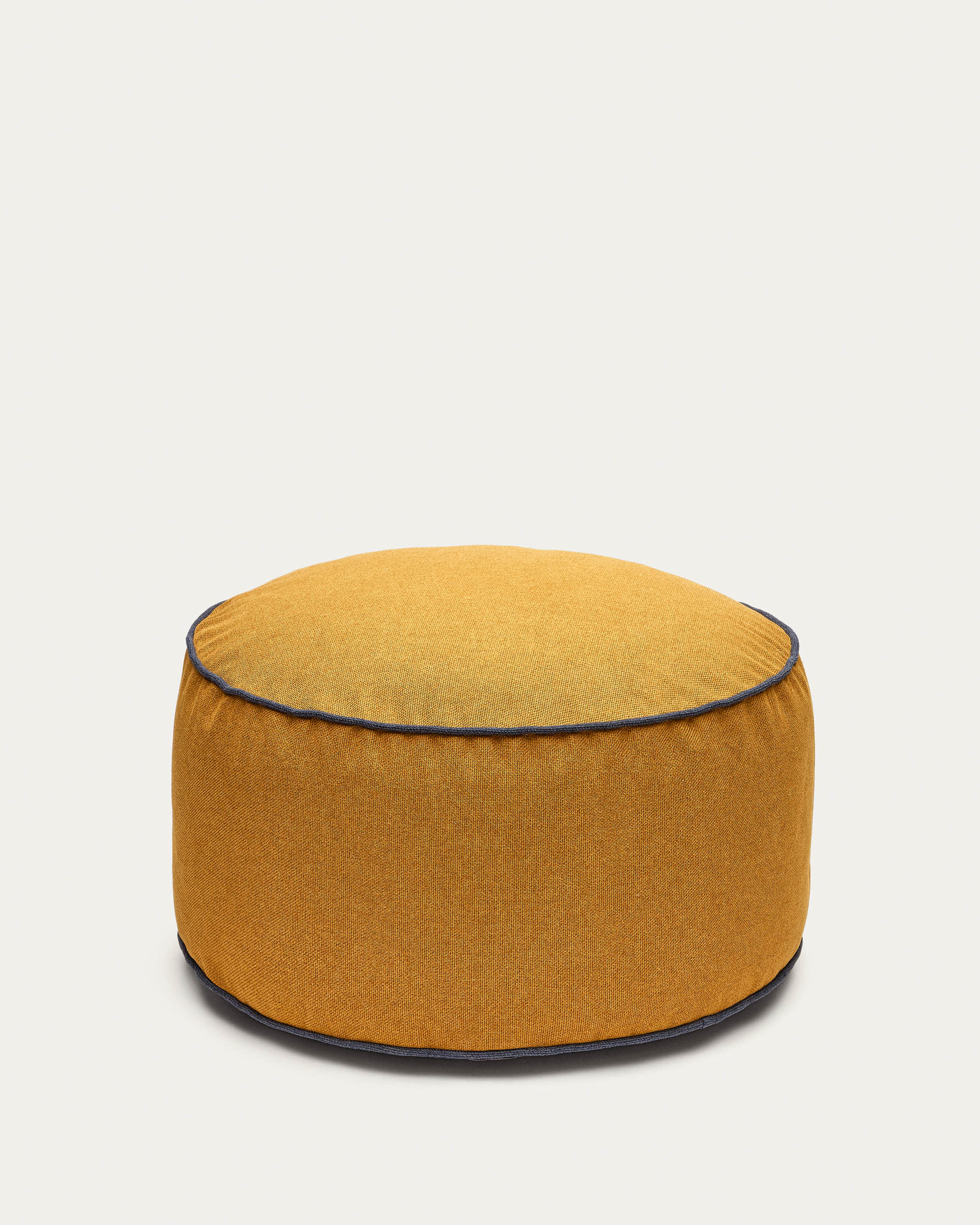 Viera Pouf Senfgelb und blauer Rand Ø 60 cm in Senfgelb präsentiert im Onlineshop von KAQTU Design AG. Pouf ist von Kave Home