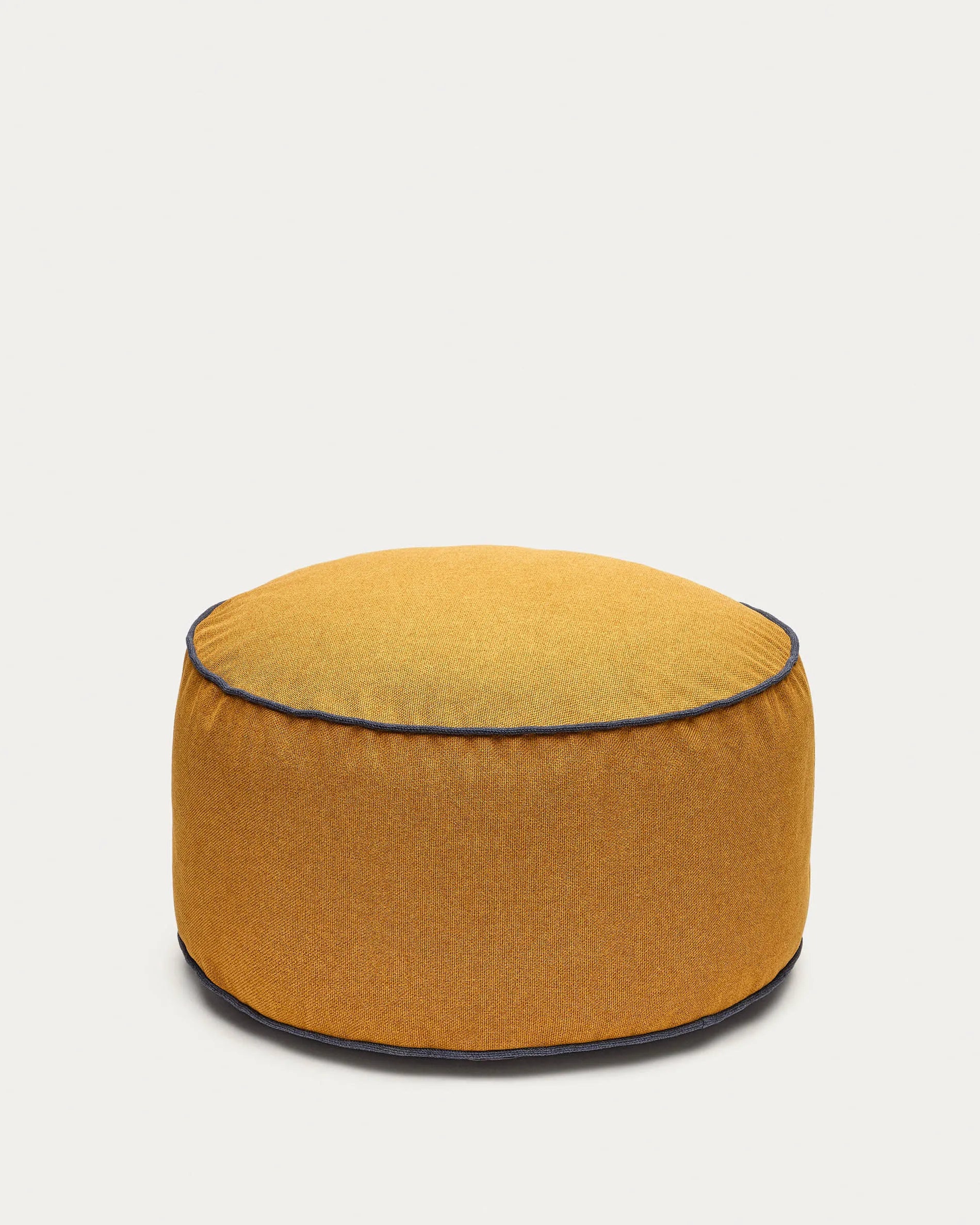 Viera Pouf: Senfgelb mit blauem Rand, Ø 60 cm. Stilvoll, bequem, vielseitig. Perfekt für jeden Raum. Kave Home Design.