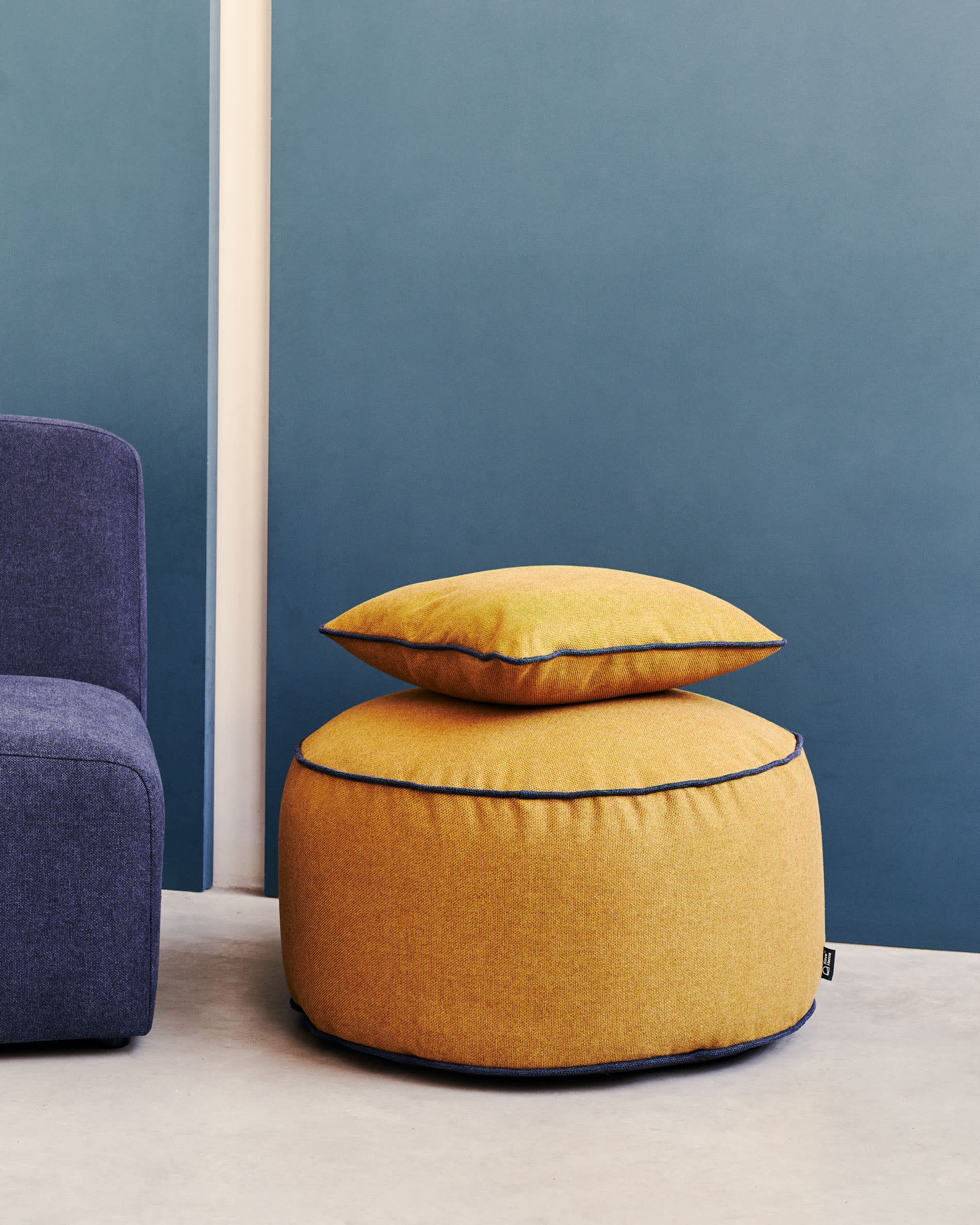 Viera Pouf Senfgelb und blauer Rand Ø 60 cm in Senfgelb präsentiert im Onlineshop von KAQTU Design AG. Pouf ist von Kave Home