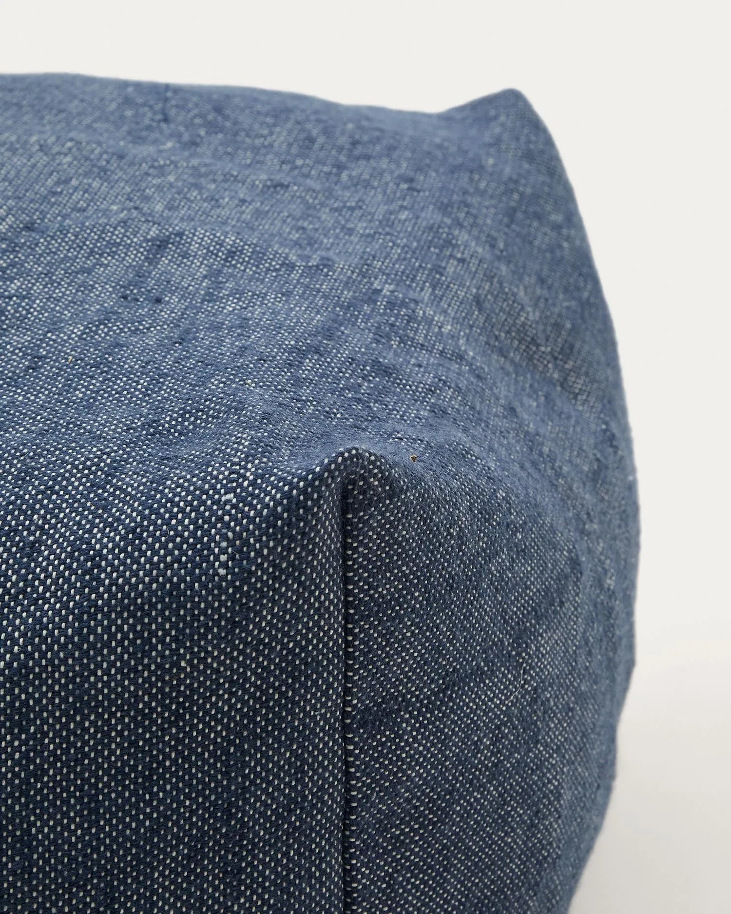 Der Vedell Pouf in Blau: Stilvoll, nachhaltig aus 100% recyceltem PET, ideal für drinnen und draußen, kompakt und vielseitig.