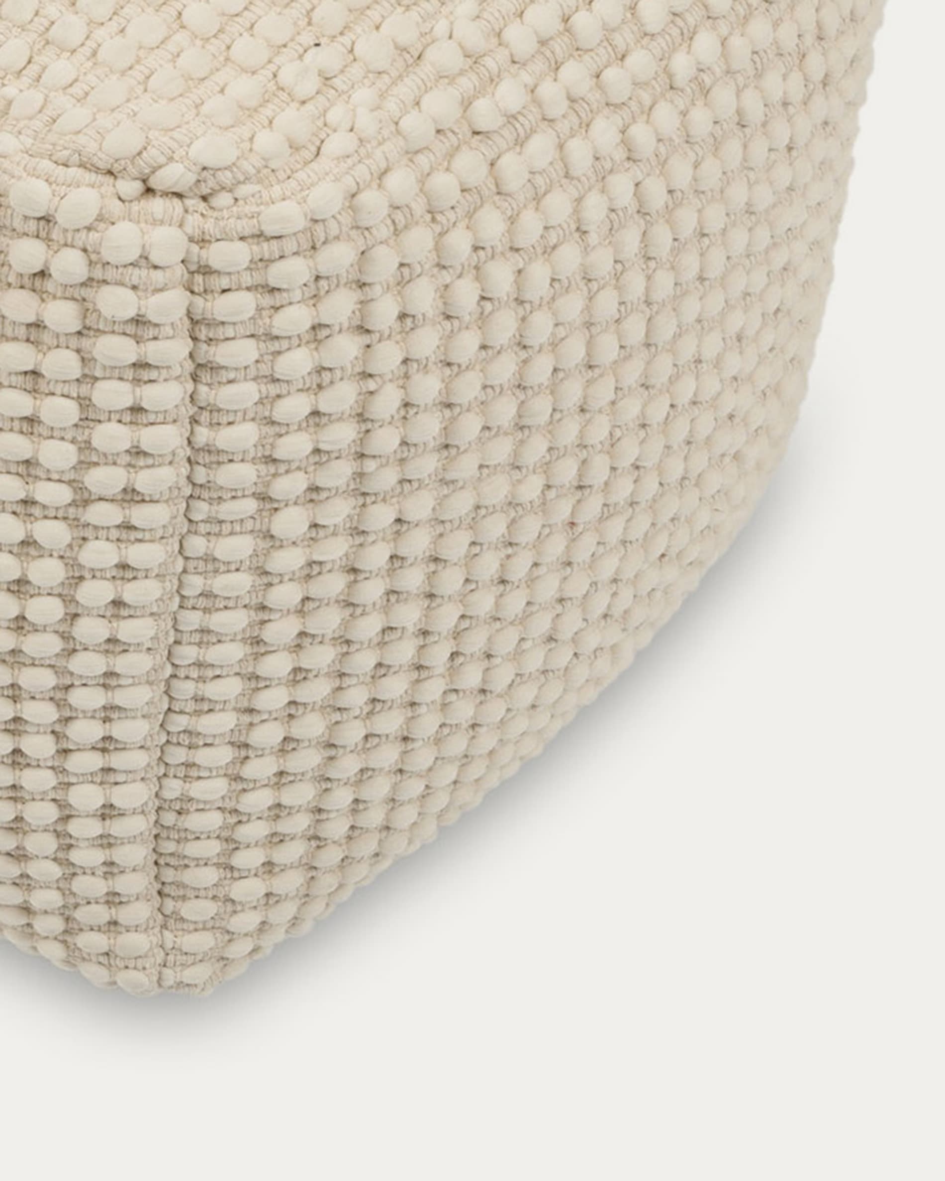 Mascarell Pouf aus Baumwolle und Polyester weiss 45 x 45 cm in  präsentiert im Onlineshop von KAQTU Design AG. Pouf ist von Kave Home