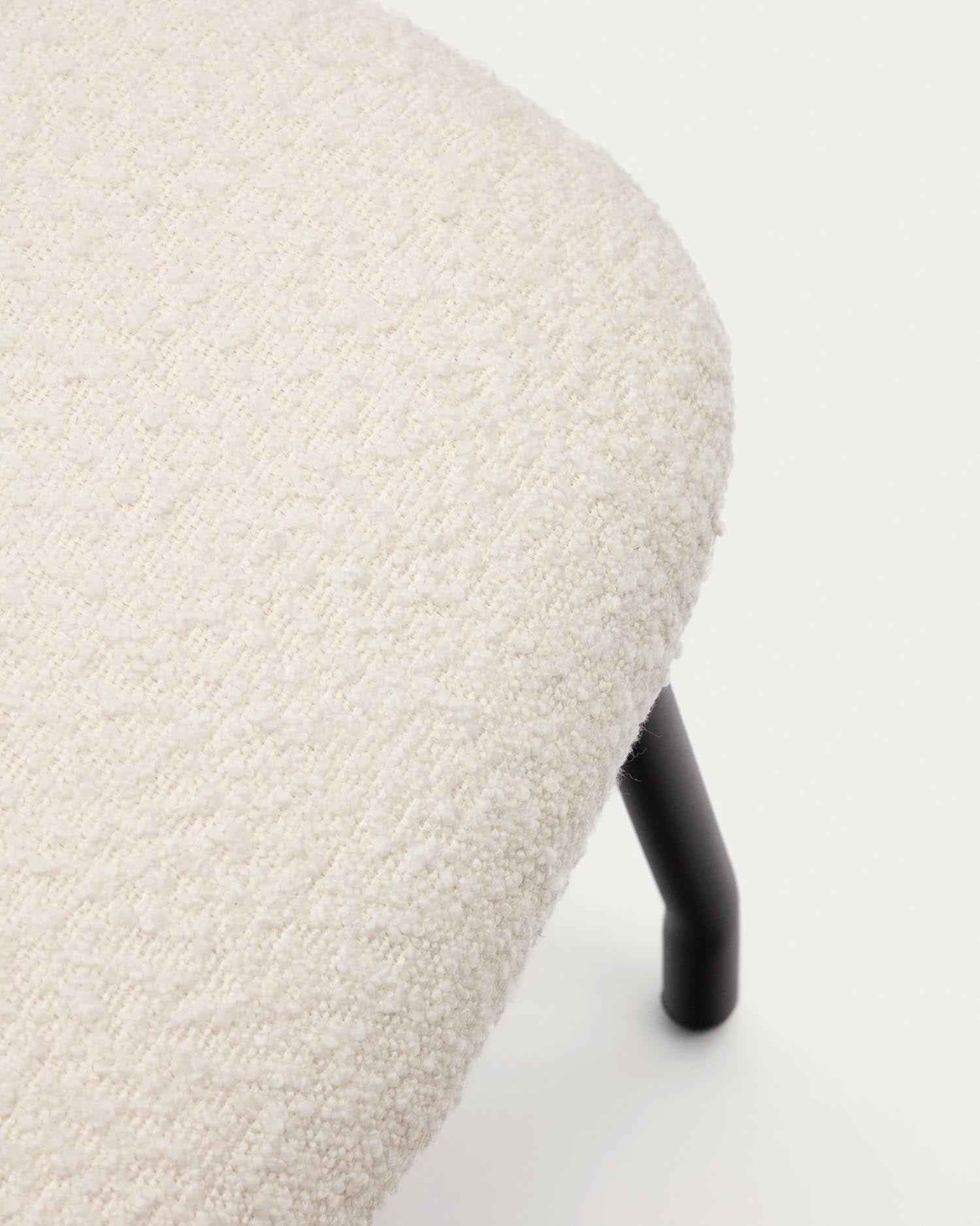 Belina Fussstütze aus weissem Bouclé und Stahl mit schwarzem Finish FSC 100% in Weiß präsentiert im Onlineshop von KAQTU Design AG. Ottoman ist von Kave Home