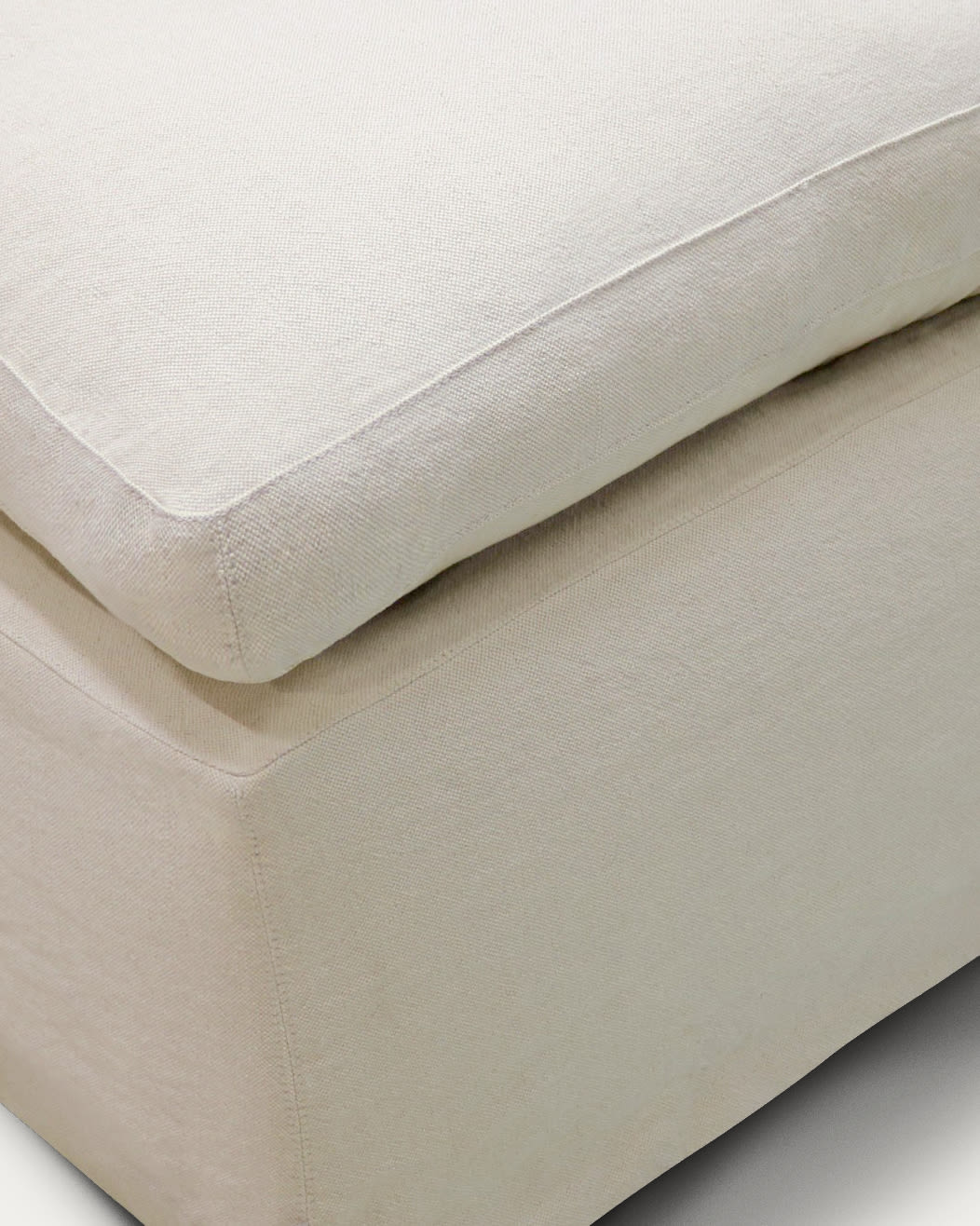 Zenira Fusshockerbezug aus Baumwolle und Leinen beige 90 x 90 cm in Beige präsentiert im Onlineshop von KAQTU Design AG. Ottoman-Zubehör ist von Kave Home