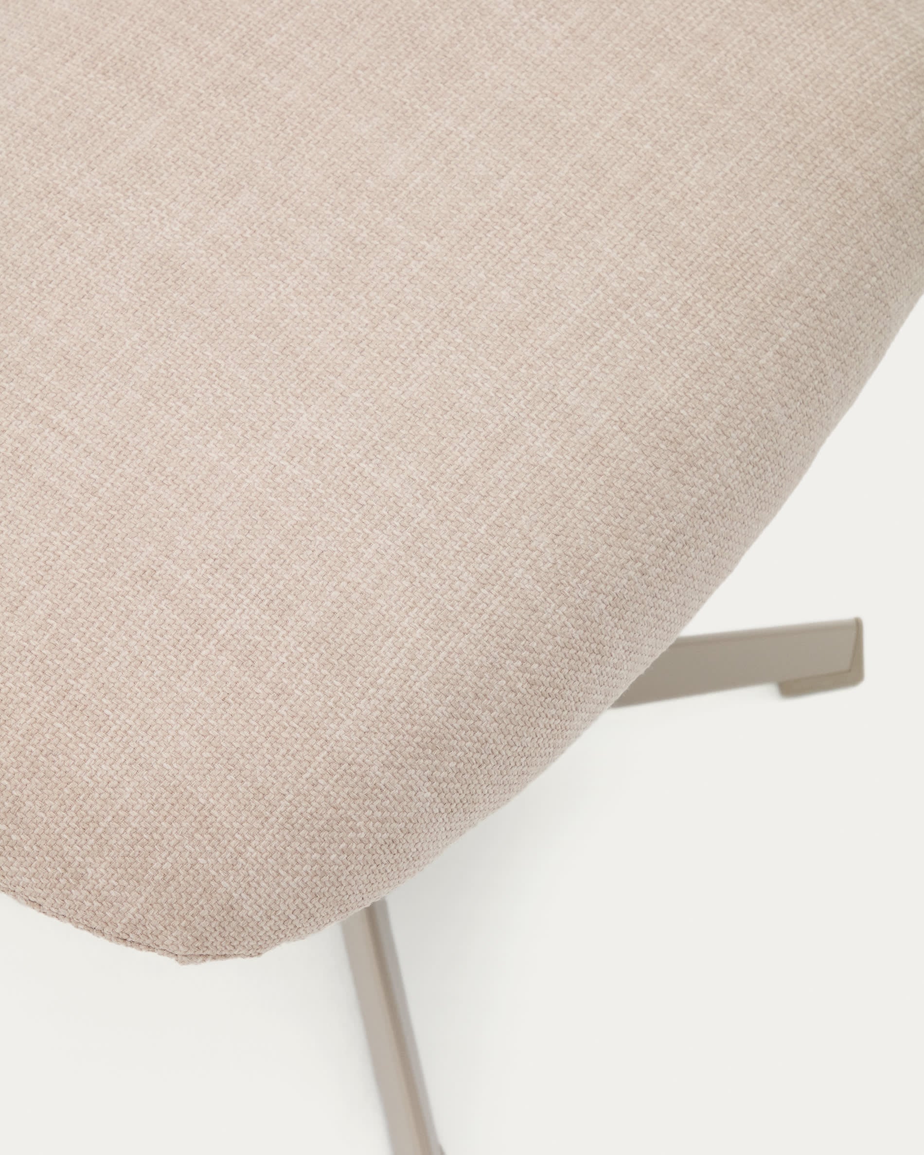 Fussstütze Teryl aus beigefarbener Chenille und Metall mit grauer Oberfläche FSC 100% in Beige präsentiert im Onlineshop von KAQTU Design AG. Ottoman ist von Kave Home