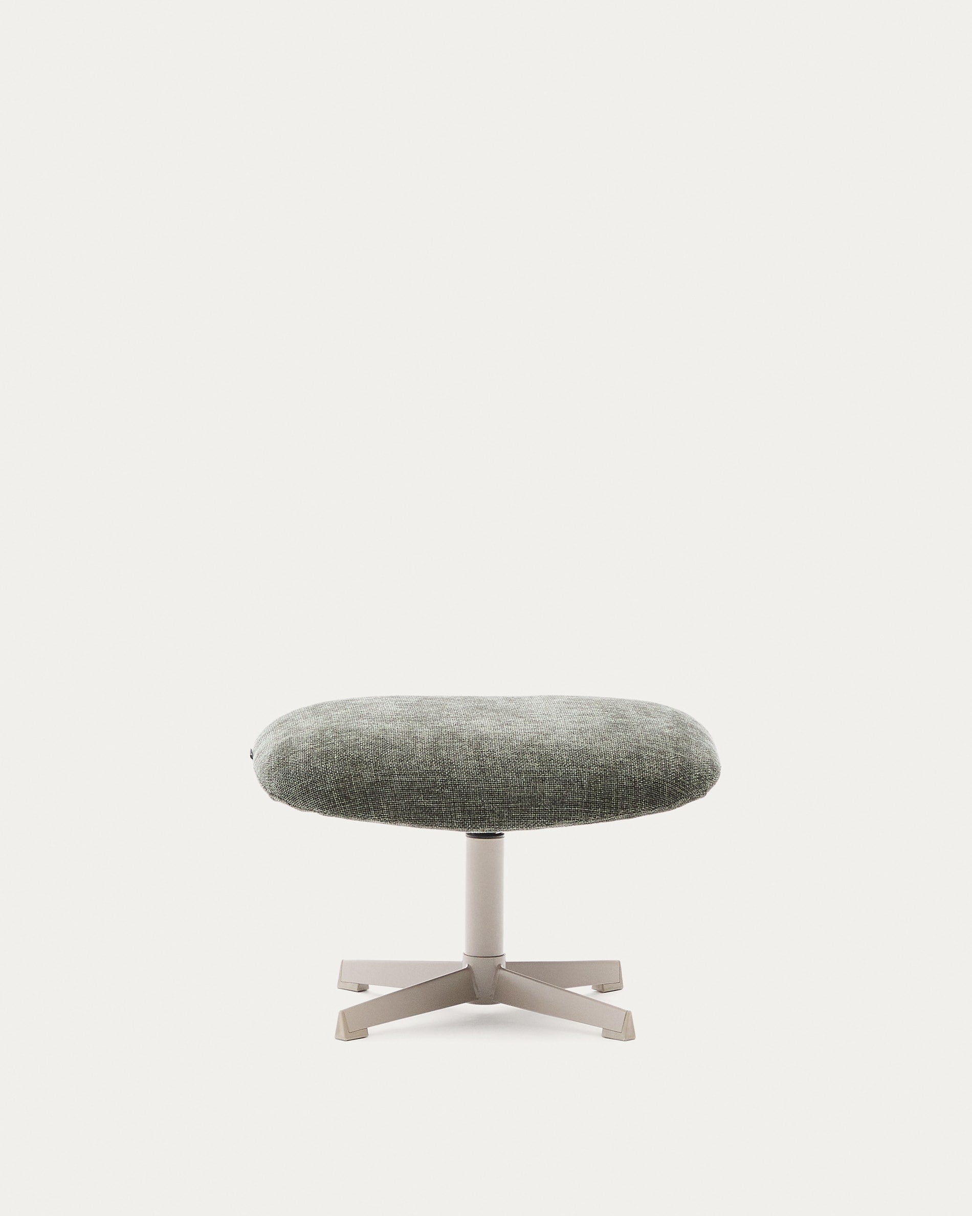 Fussstütze Teryl aus grüner Chenille und Metall mit grauer Oberfläche FSC 100% in Grün präsentiert im Onlineshop von KAQTU Design AG. Ottoman ist von Kave Home